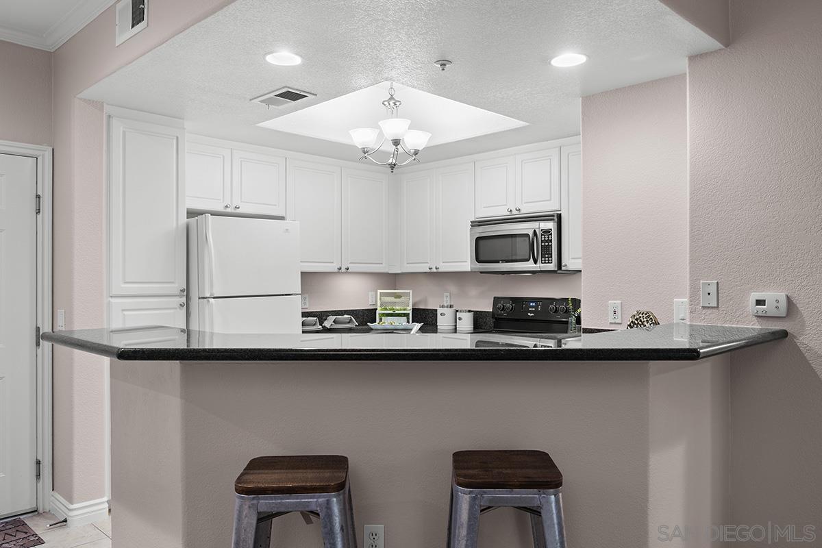 Detail Gallery Image 17 of 59 For 4165  Executive Dr  #F107,  La Jolla,  CA 92037 - 2 Beds | 2 Baths