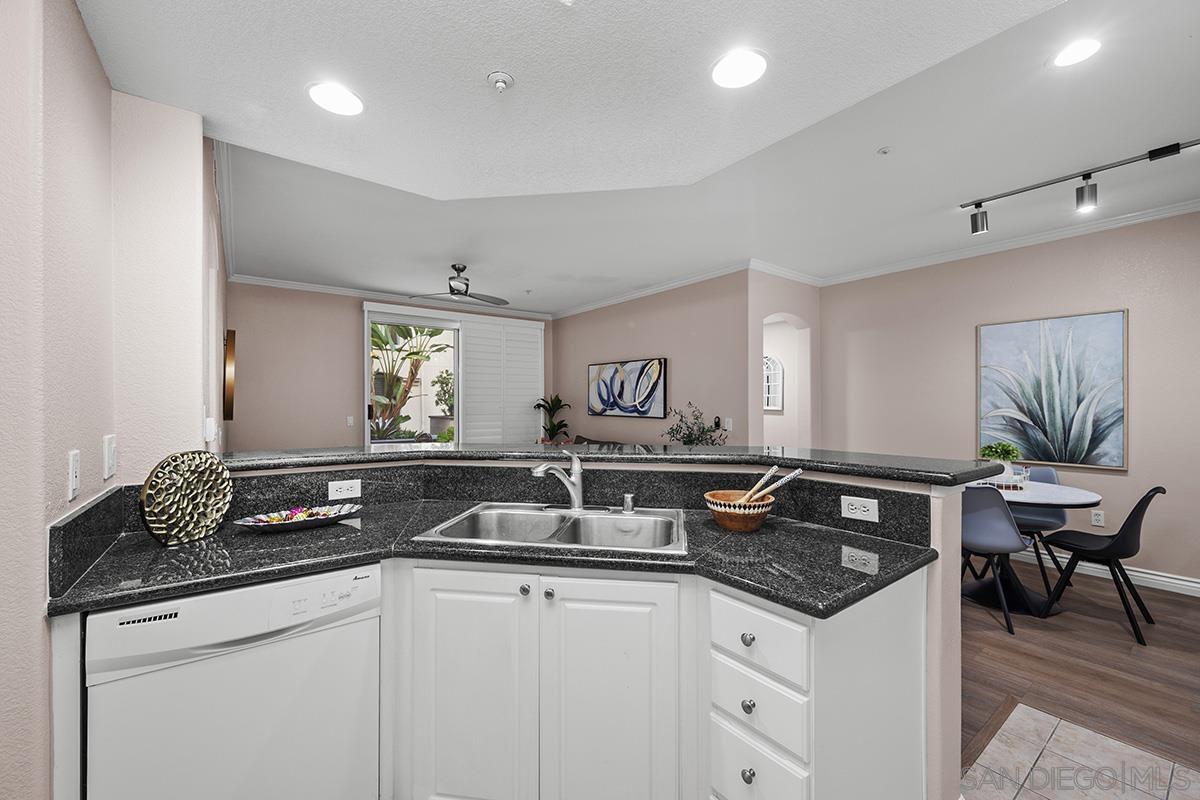 Detail Gallery Image 20 of 59 For 4165  Executive Dr  #F107,  La Jolla,  CA 92037 - 2 Beds | 2 Baths