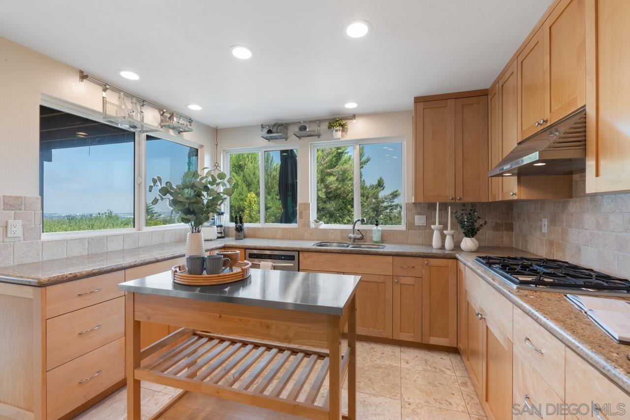 Detail Gallery Image 39 of 70 For 3018  Xana Way, Carlsbad,  CA 92009 - 4 Beds | 3 Baths