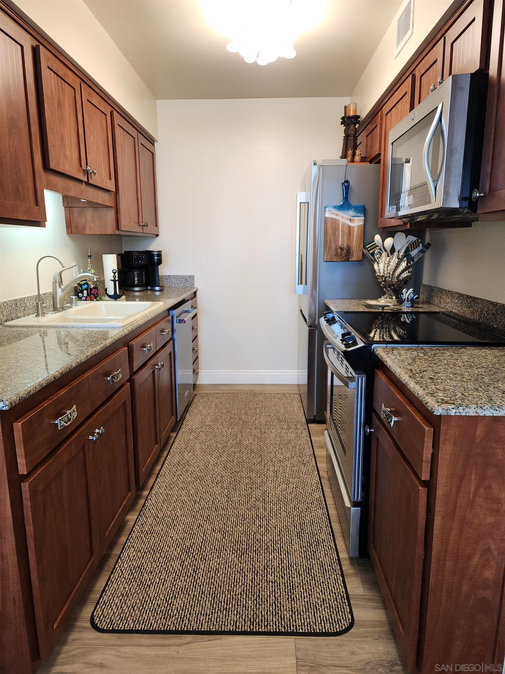 Detail Gallery Image 8 of 14 For 1730  Avenida Del Mundo  #402,  Coronado,  CA 92118 - 2 Beds | 2 Baths