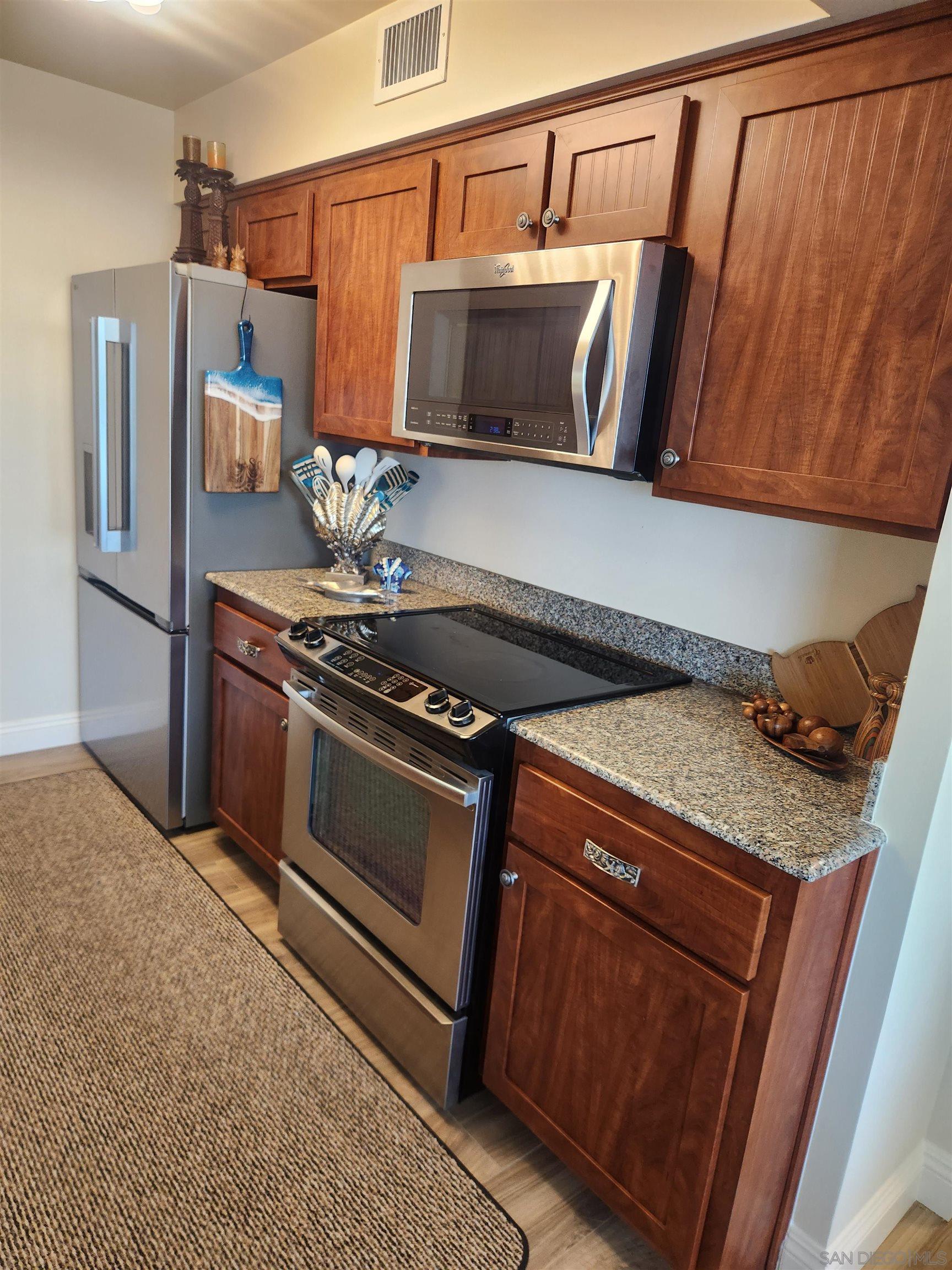 Detail Gallery Image 9 of 14 For 1730  Avenida Del Mundo  #402,  Coronado,  CA 92118 - 2 Beds | 2 Baths