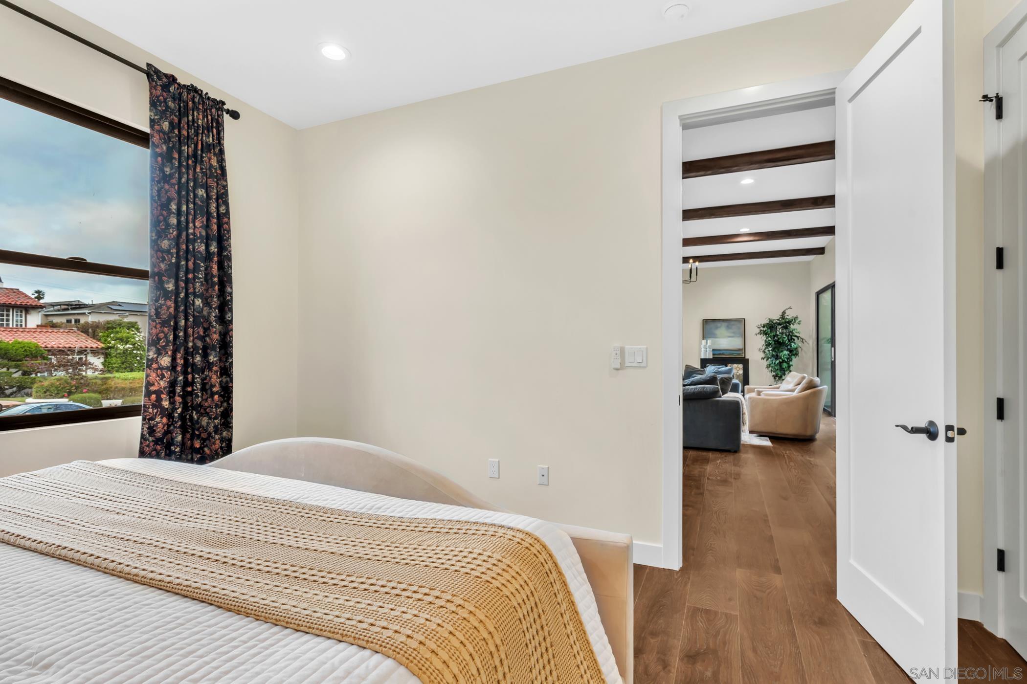 Detail Gallery Image 10 of 56 For 3345  Elliott St, San Diego,  CA 92106 - 4 Beds | 4 Baths