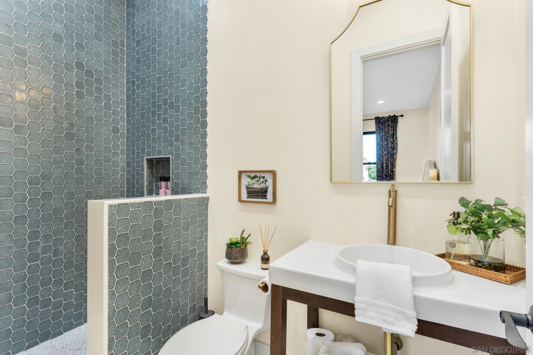 Detail Gallery Image 11 of 56 For 3345  Elliott St, San Diego,  CA 92106 - 4 Beds | 4 Baths