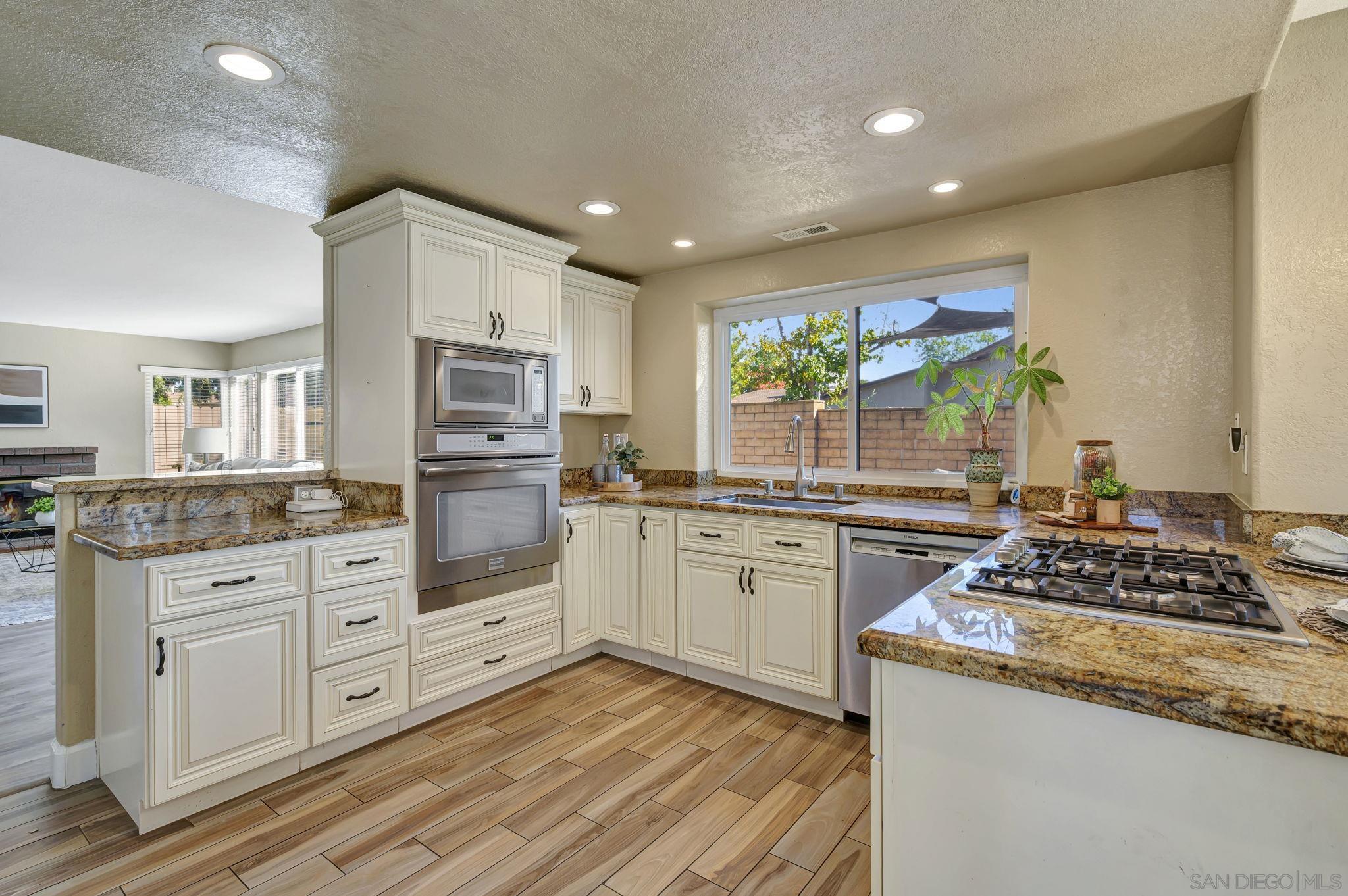 Detail Gallery Image 12 of 33 For 13403  Little Dawn Ln, Poway,  CA 92064 - 4 Beds | 2/1 Baths