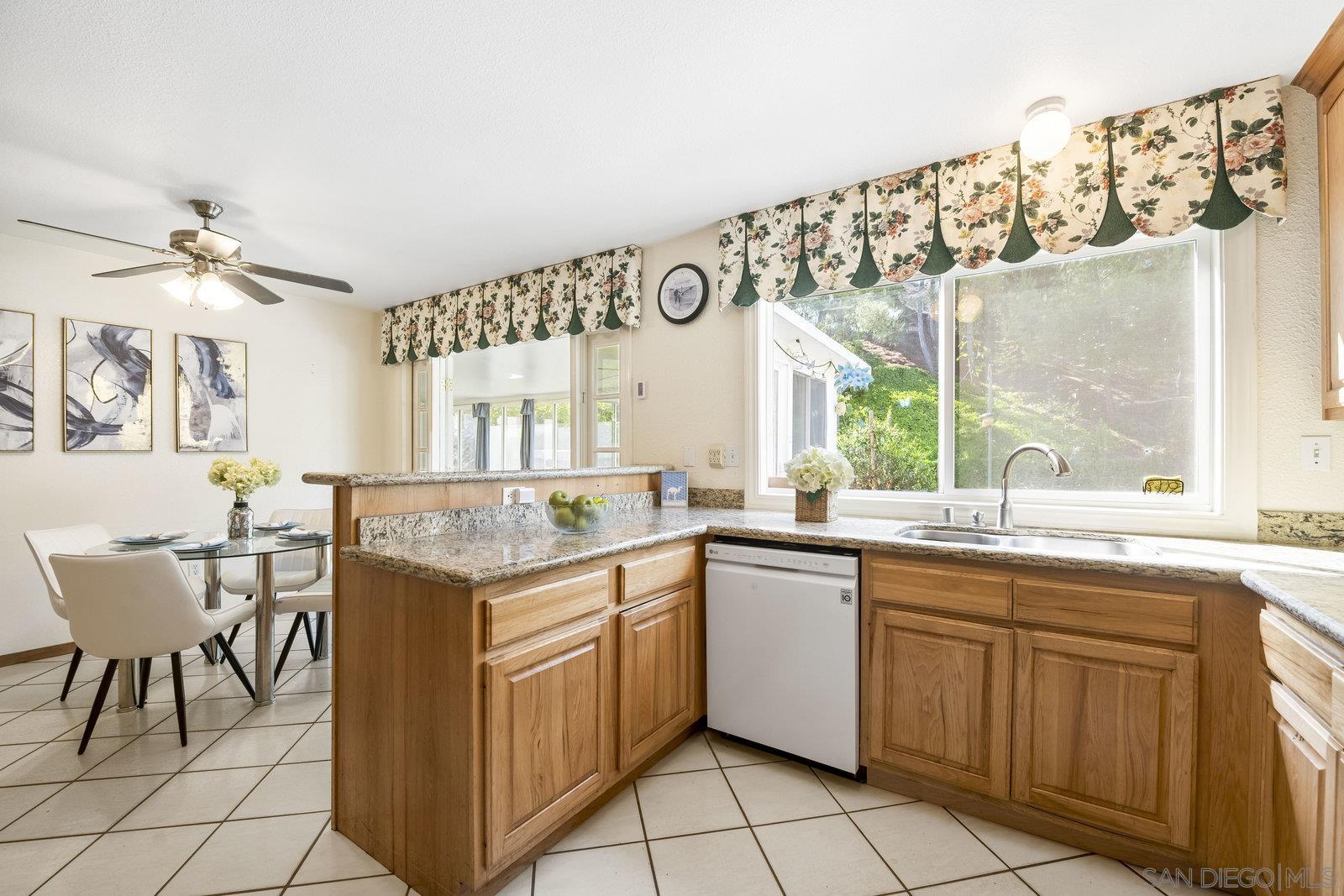 Detail Gallery Image 16 of 33 For 15541  Paseo Jenghiz, San Diego,  CA 92129 - 5 Beds | 2 Baths