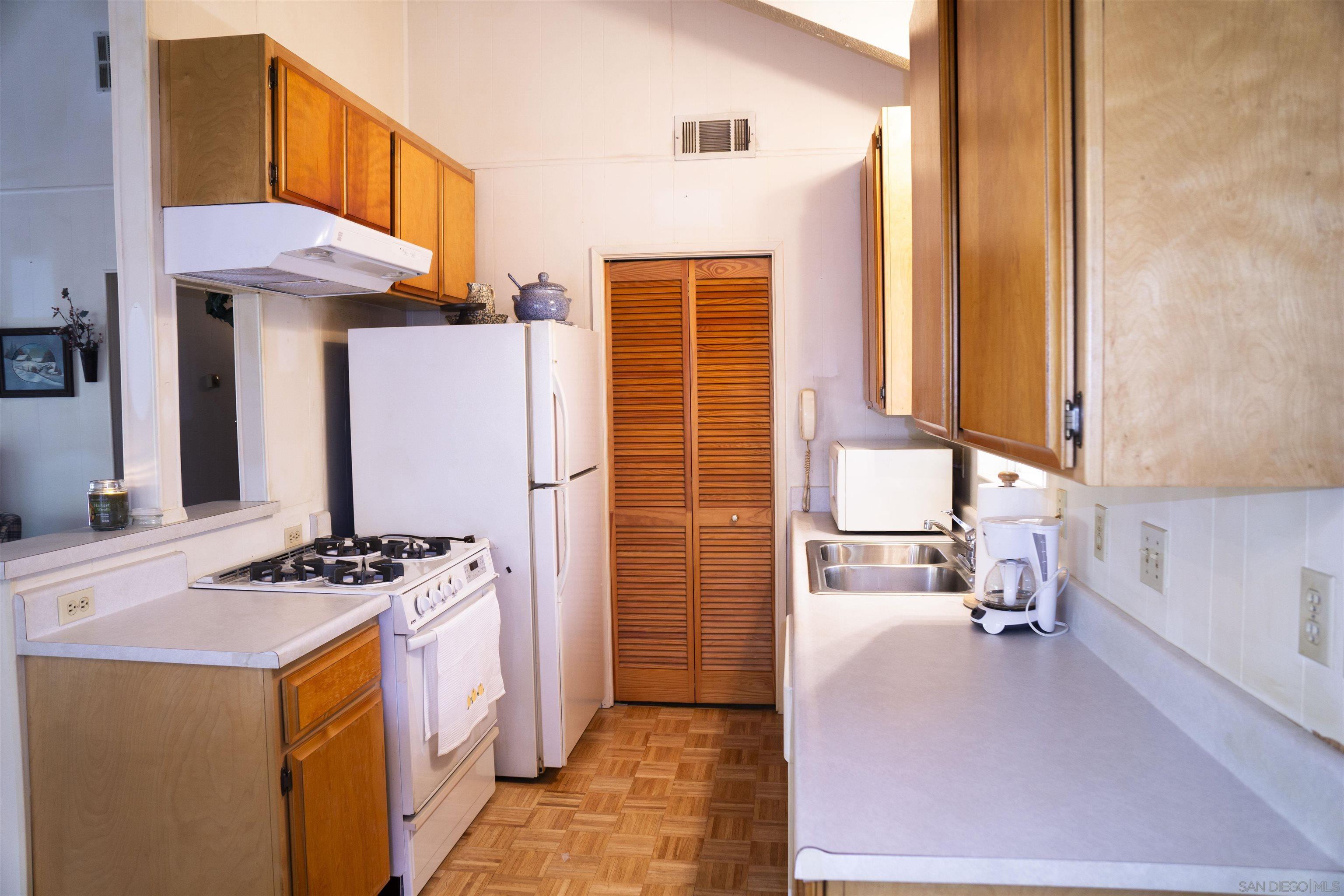 Detail Gallery Image 6 of 12 For 26582  Lake Forest Drive, Twin Peaks,  CA 92391 - 3 Beds | 1/1 Baths