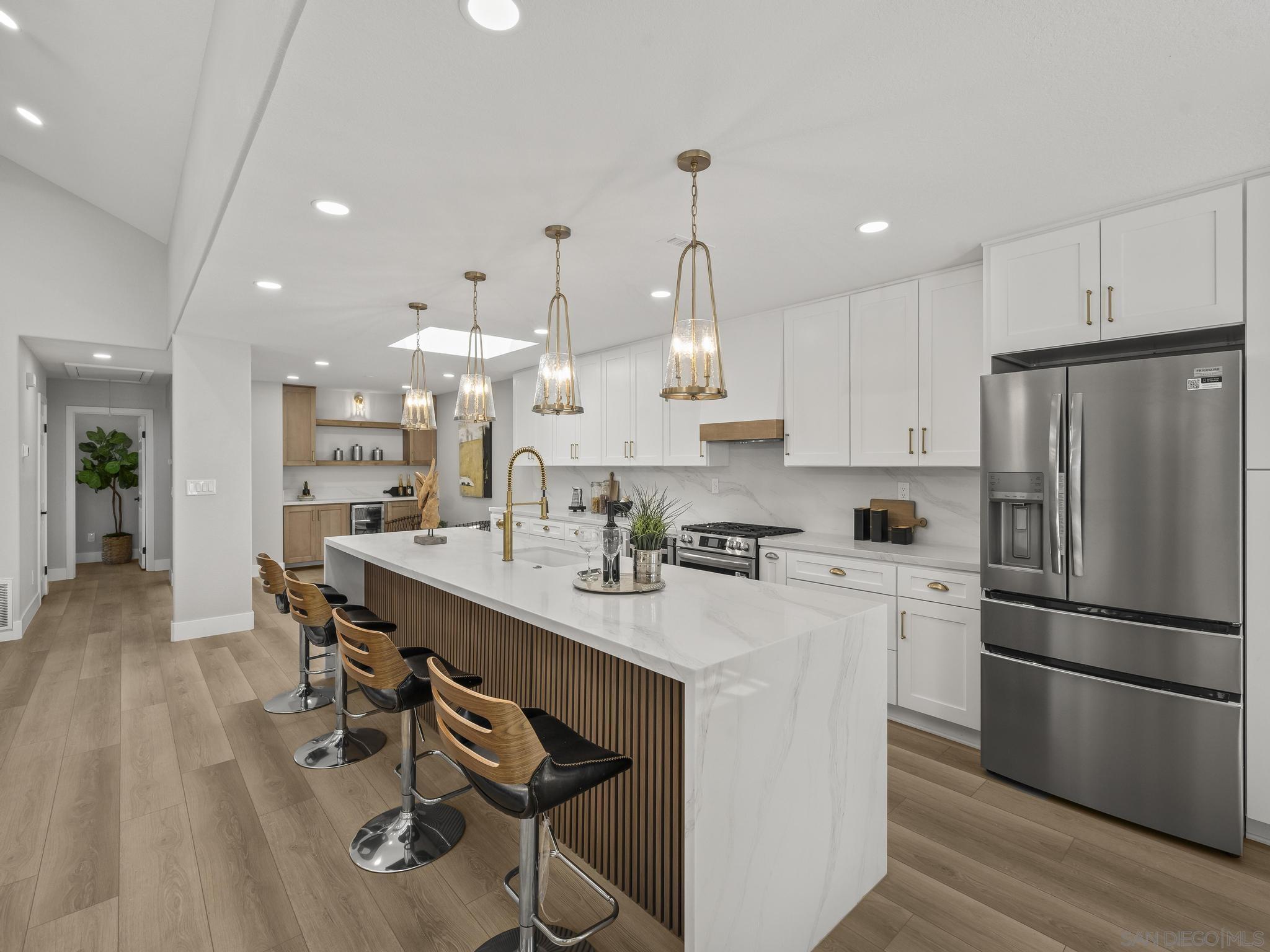 Front Image Thumbnail for SD250040757