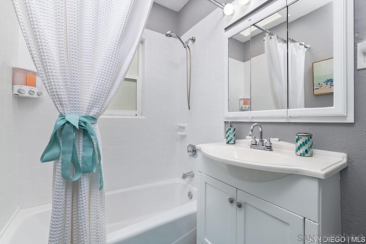 Detail Gallery Image 6 of 38 For Rosecrans St, San Diego,  CA 92106 - 2 Beds | 1 Baths