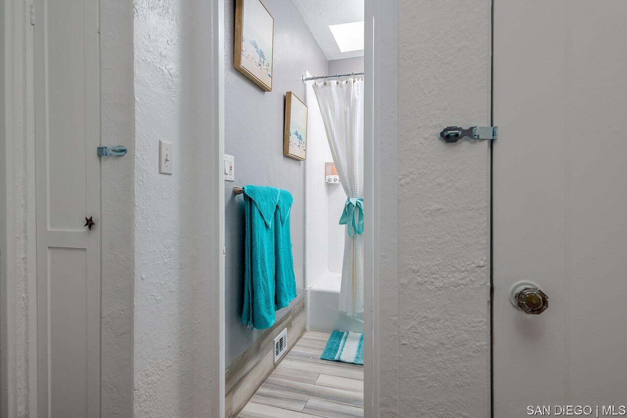 Detail Gallery Image 10 of 38 For Rosecrans St, San Diego,  CA 92106 - 2 Beds | 1 Baths