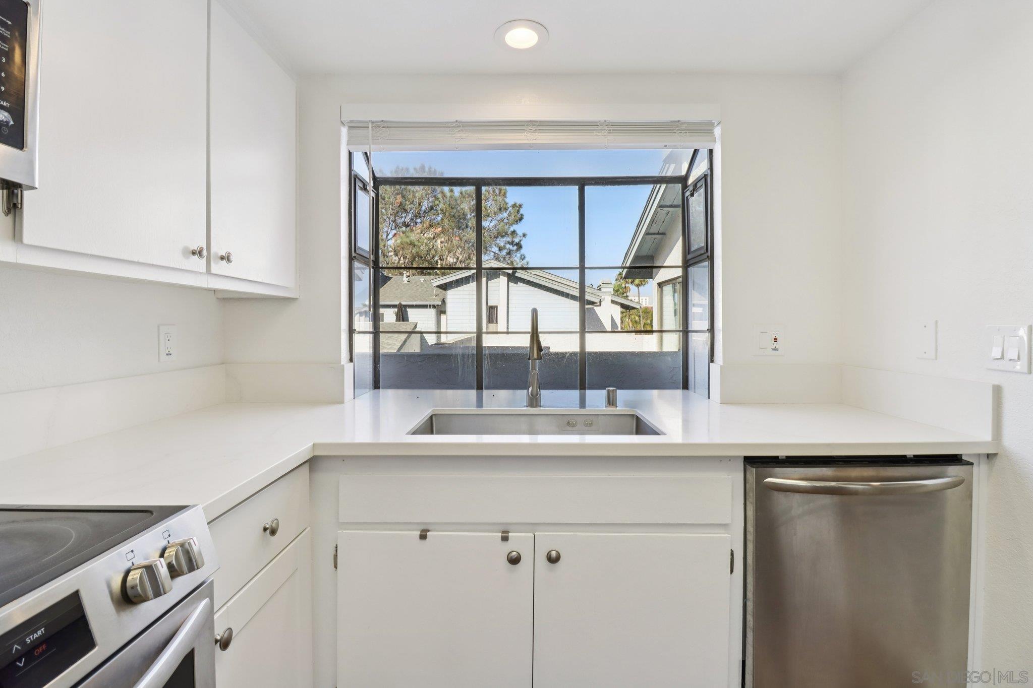 Detail Gallery Image 9 of 53 For 4064  Crystal Dawn Ln  #206,  San Diego,  CA 92122 - 2 Beds | 2 Baths