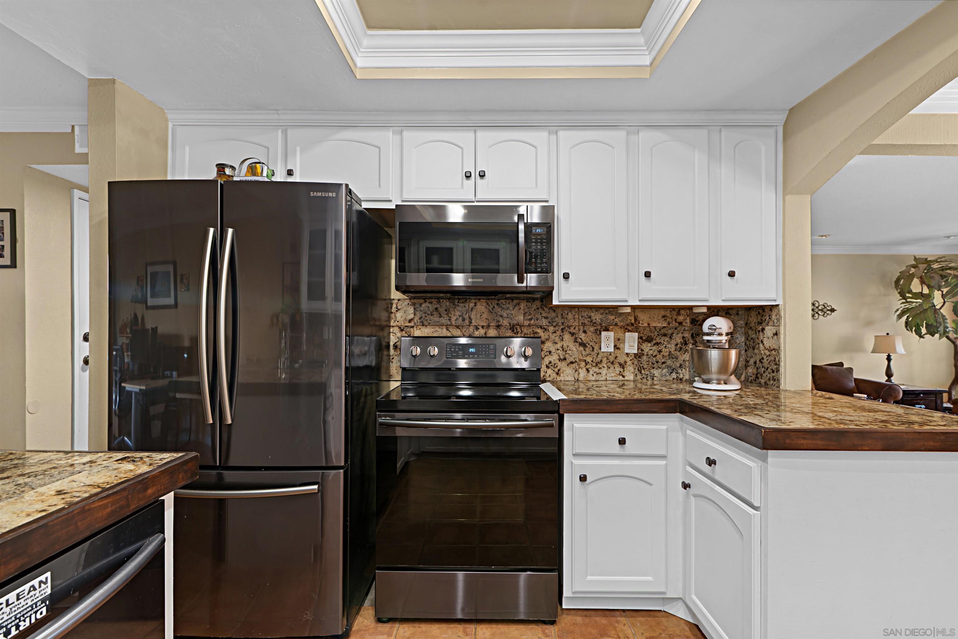 Detail Gallery Image 9 of 40 For 9917  Aviary Drive, San Diego,  CA 92131 - 3 Beds | 2/1 Baths