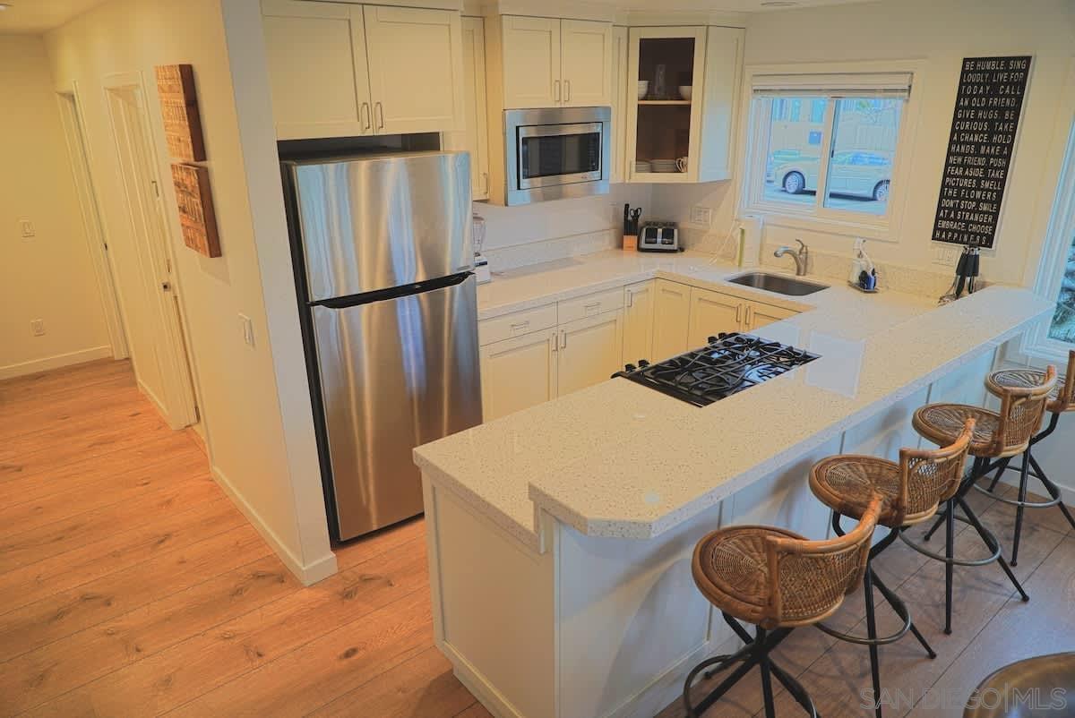 Detail Gallery Image 12 of 22 For 5112 #3  Saratoga Ave  3, San Diego,  CA 92107 - 2 Beds | 2 Baths