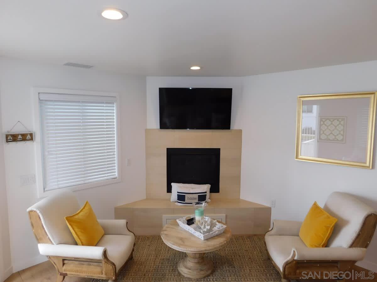 Detail Gallery Image 8 of 22 For 5112 #3  Saratoga Ave  3, San Diego,  CA 92107 - 2 Beds | 2 Baths