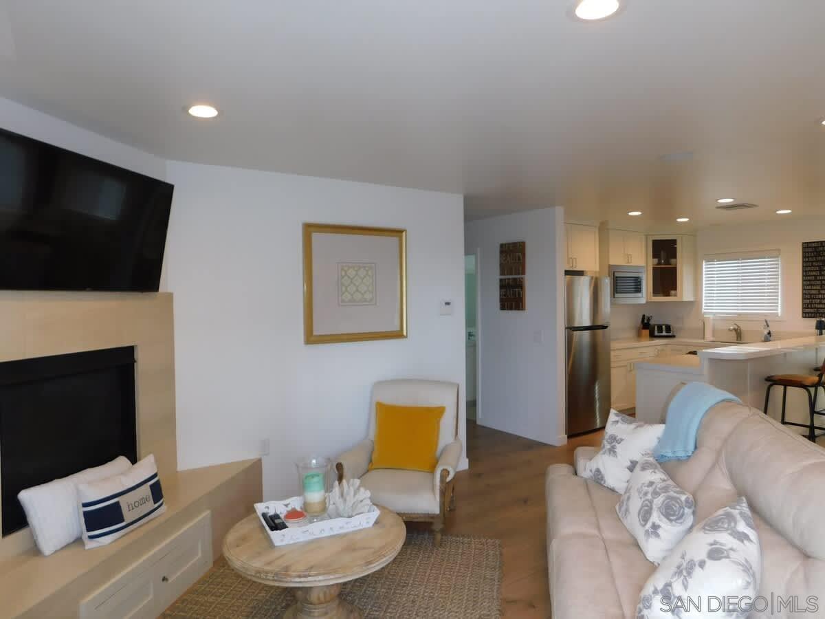 Detail Gallery Image 9 of 22 For 5112 #3  Saratoga Ave  3, San Diego,  CA 92107 - 2 Beds | 2 Baths