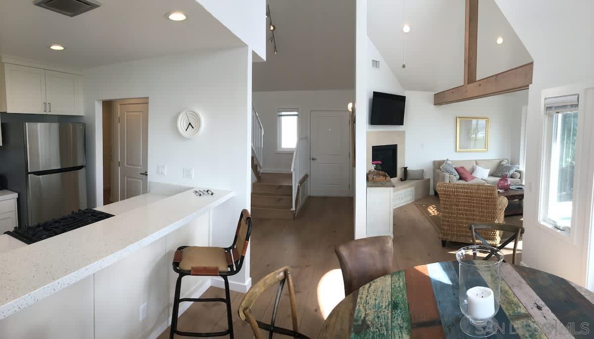 Detail Gallery Image 3 of 11 For 5112  Saratoga Ave  1, San Diego,  CA 92107 - 3 Beds | 2 Baths