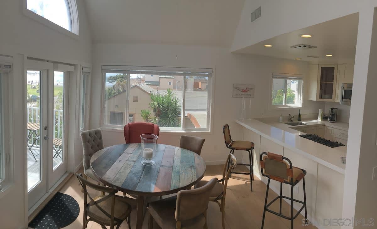 Detail Gallery Image 4 of 11 For 5112  Saratoga Ave  1, San Diego,  CA 92107 - 3 Beds | 2 Baths