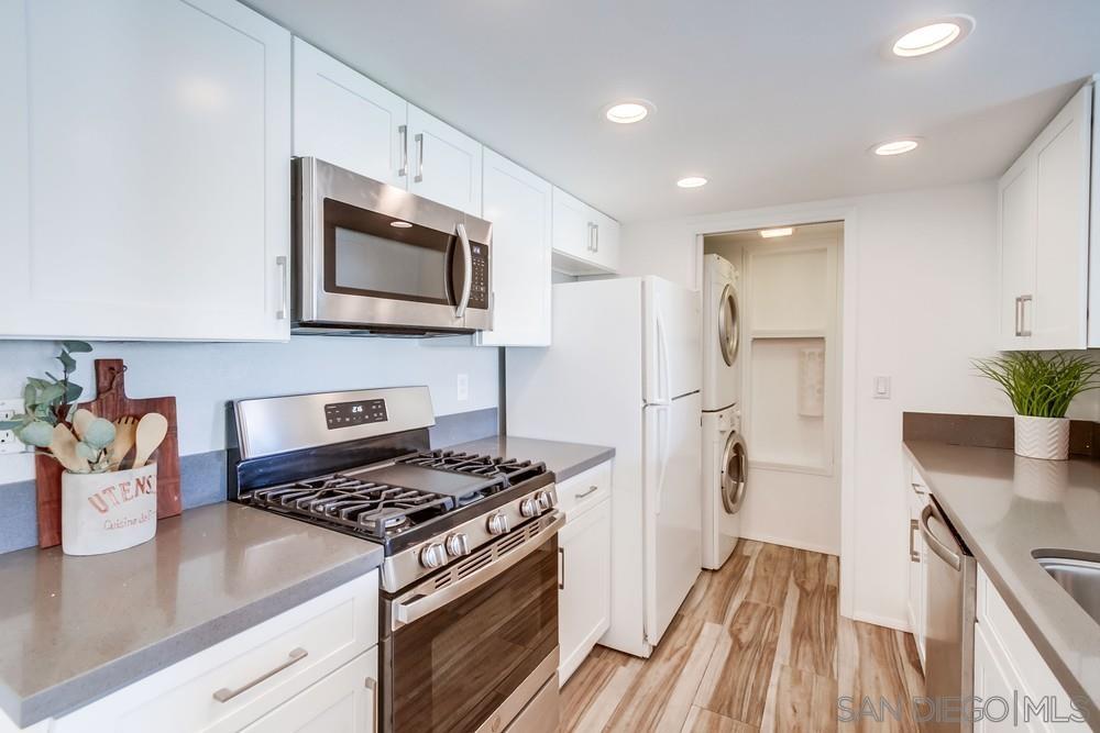 Detail Gallery Image 9 of 36 For 9458  Twin Trails Dr  #205,  San Diego,  CA 92129 - 2 Beds | 2 Baths