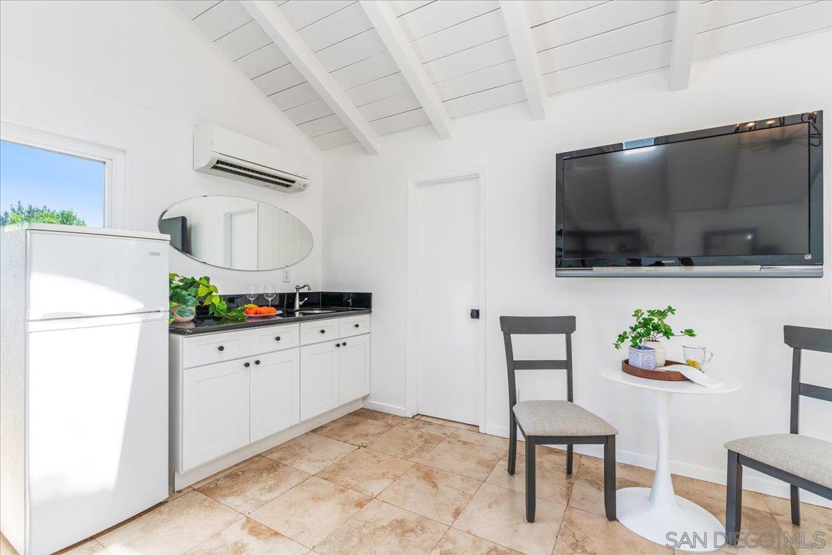 Detail Gallery Image 6 of 71 For 2602 N Louise, Santa Ana,  CA 92706 - 4 Beds | 3/1 Baths