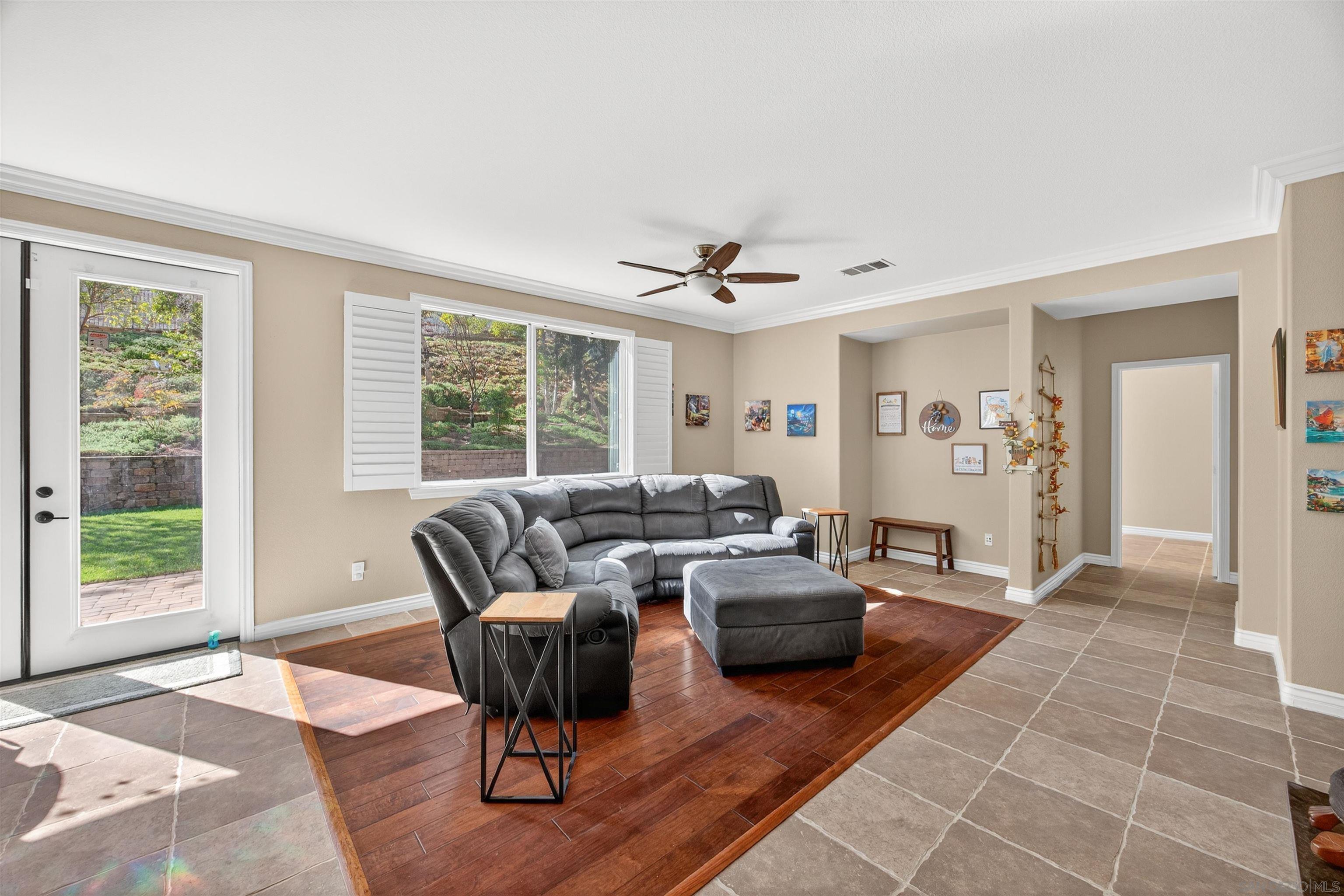 Detail Gallery Image 9 of 45 For 273  Oak Valley Ln, Escondido,  CA 92027 - 4 Beds | 3 Baths