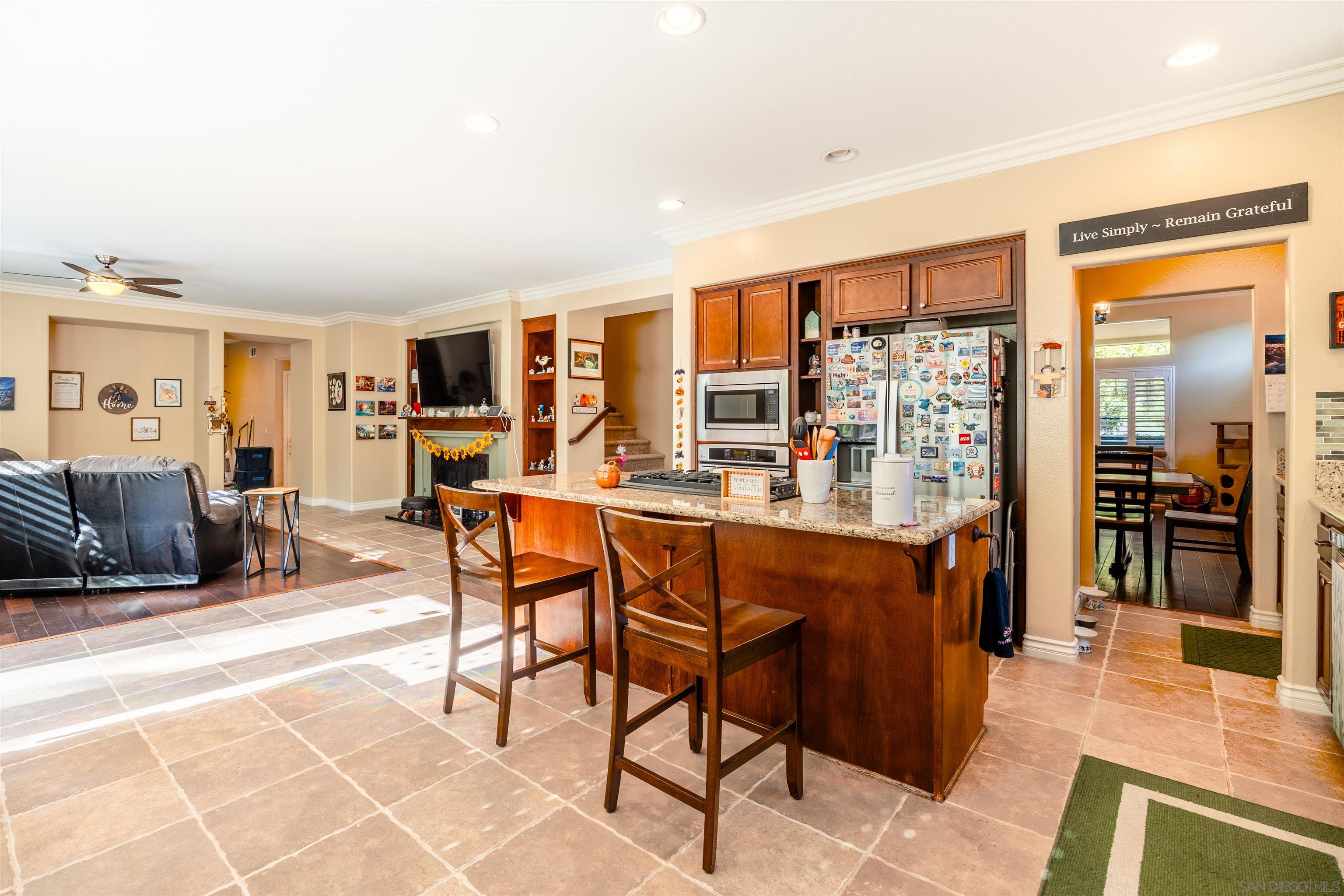 Detail Gallery Image 10 of 45 For 273  Oak Valley Ln, Escondido,  CA 92027 - 4 Beds | 3 Baths