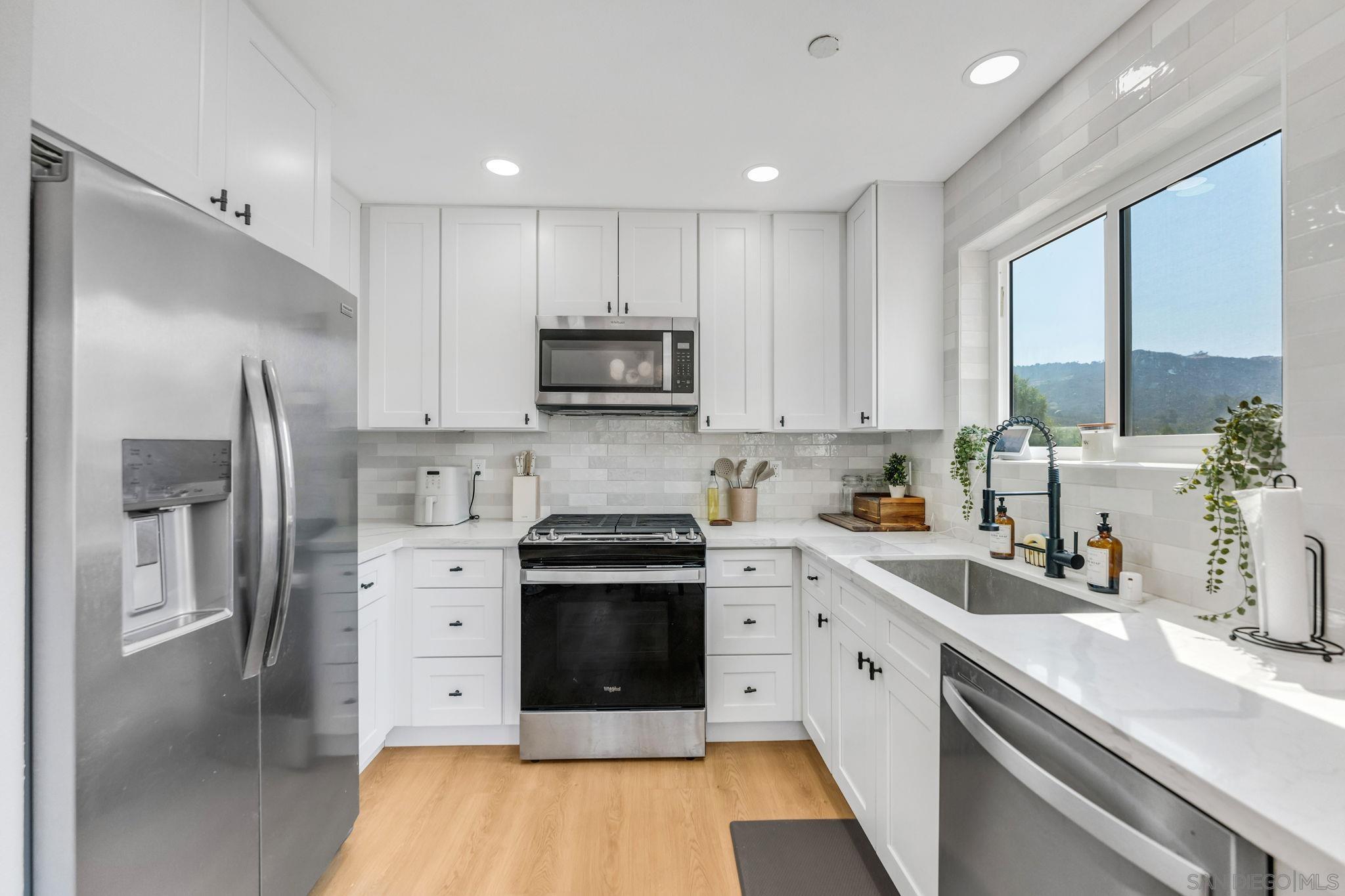 Detail Gallery Image 3 of 30 For 250  Editha Drive, El Cajon,  CA 92019 - 4 Beds | 2/1 Baths