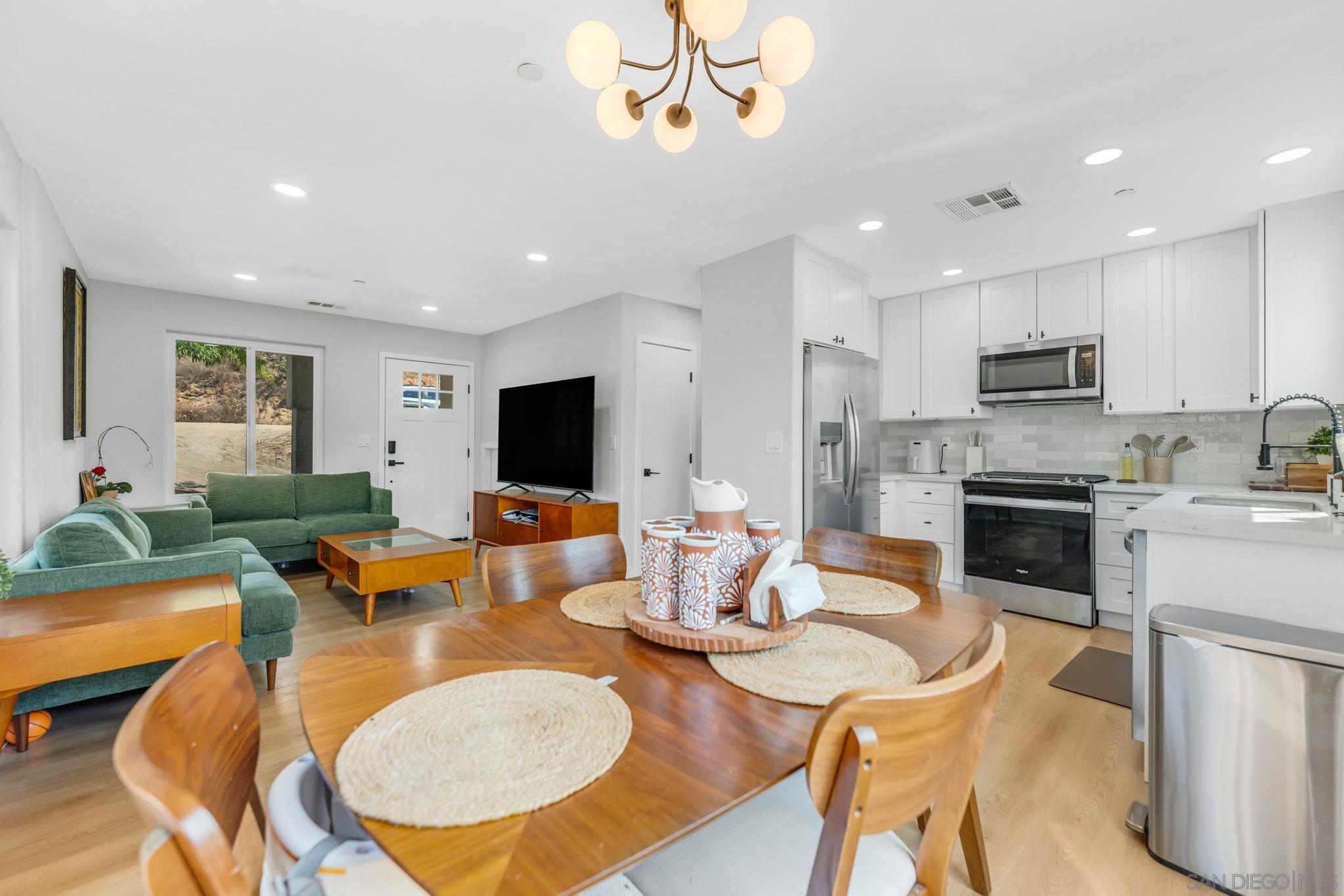 Detail Gallery Image 4 of 30 For 250  Editha Drive, El Cajon,  CA 92019 - 4 Beds | 2/1 Baths