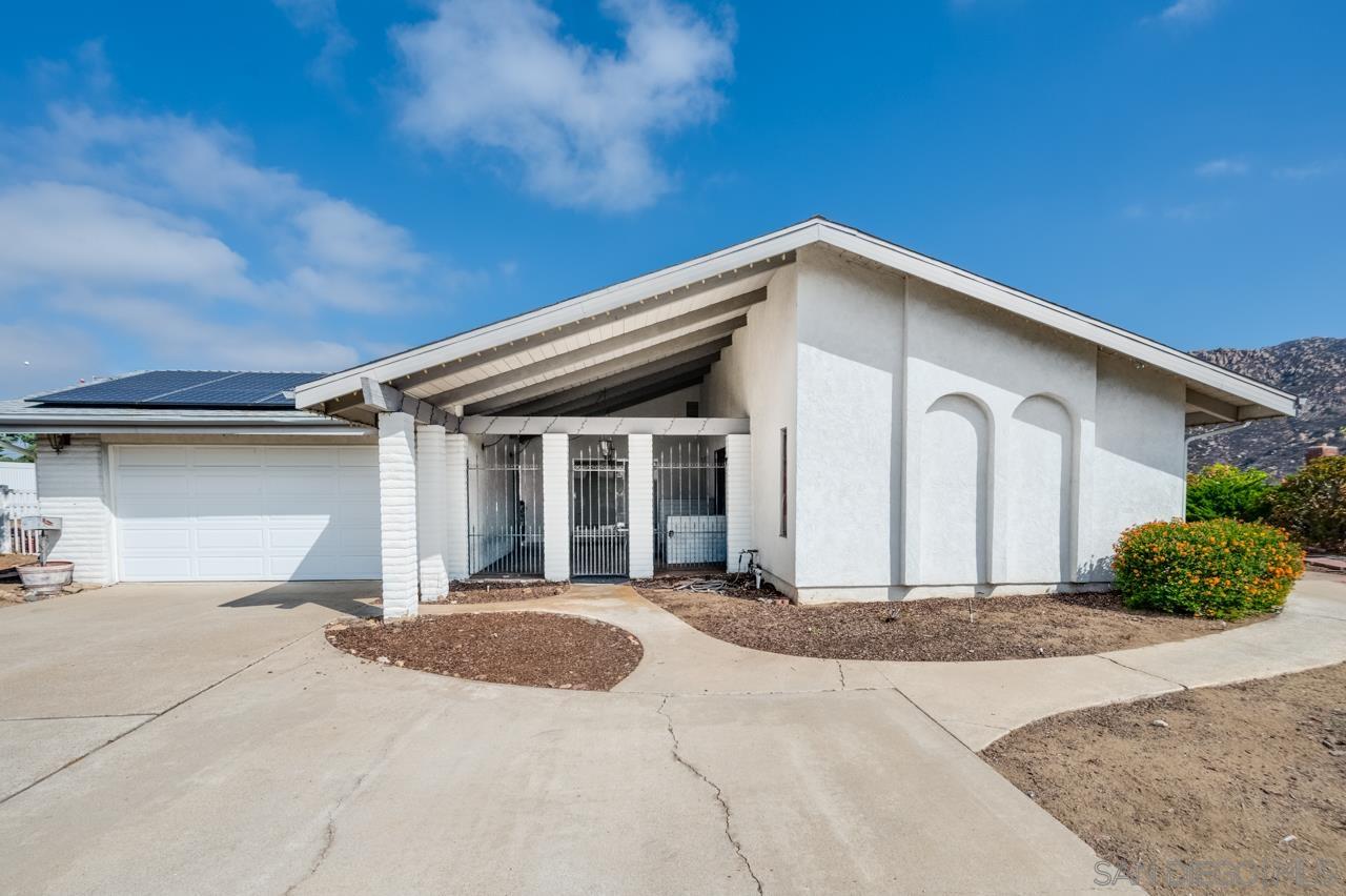 Detail Gallery Image 2 of 41 For 620  Singing Vista Ct, El Cajon,  CA 92019 - 5 Beds | 4 Baths