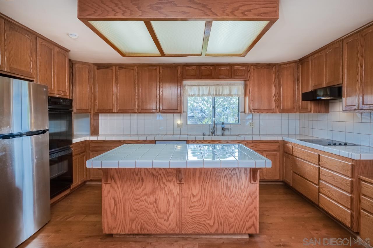 Detail Gallery Image 11 of 41 For 620  Singing Vista Ct, El Cajon,  CA 92019 - 5 Beds | 4 Baths