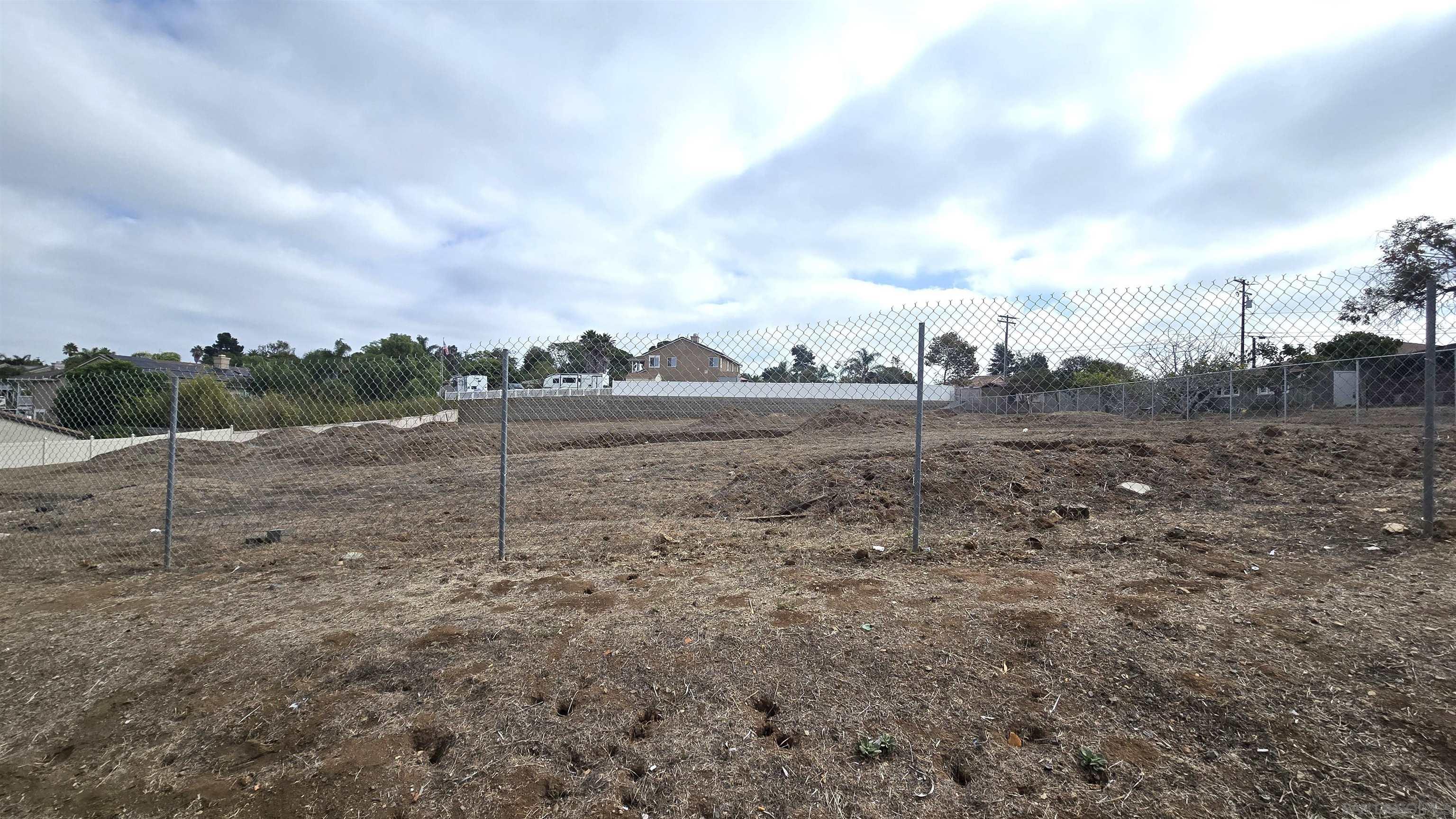 Detail Gallery Image 13 of 28 For 323  Hill Dr, Vista,  CA 92083 - 3 Beds | 2 Baths