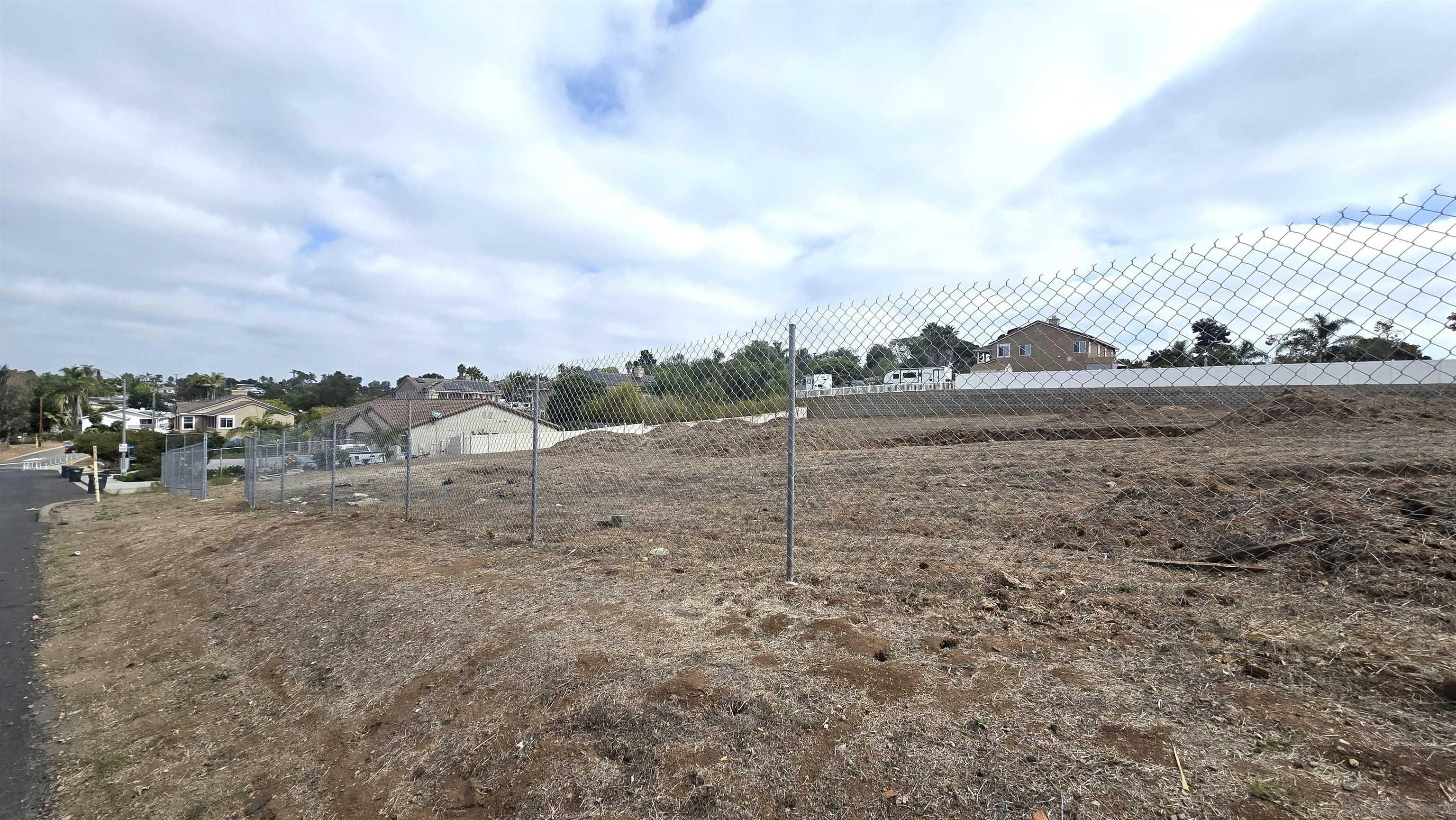 Detail Gallery Image 14 of 28 For 323  Hill Dr, Vista,  CA 92083 - 3 Beds | 2 Baths