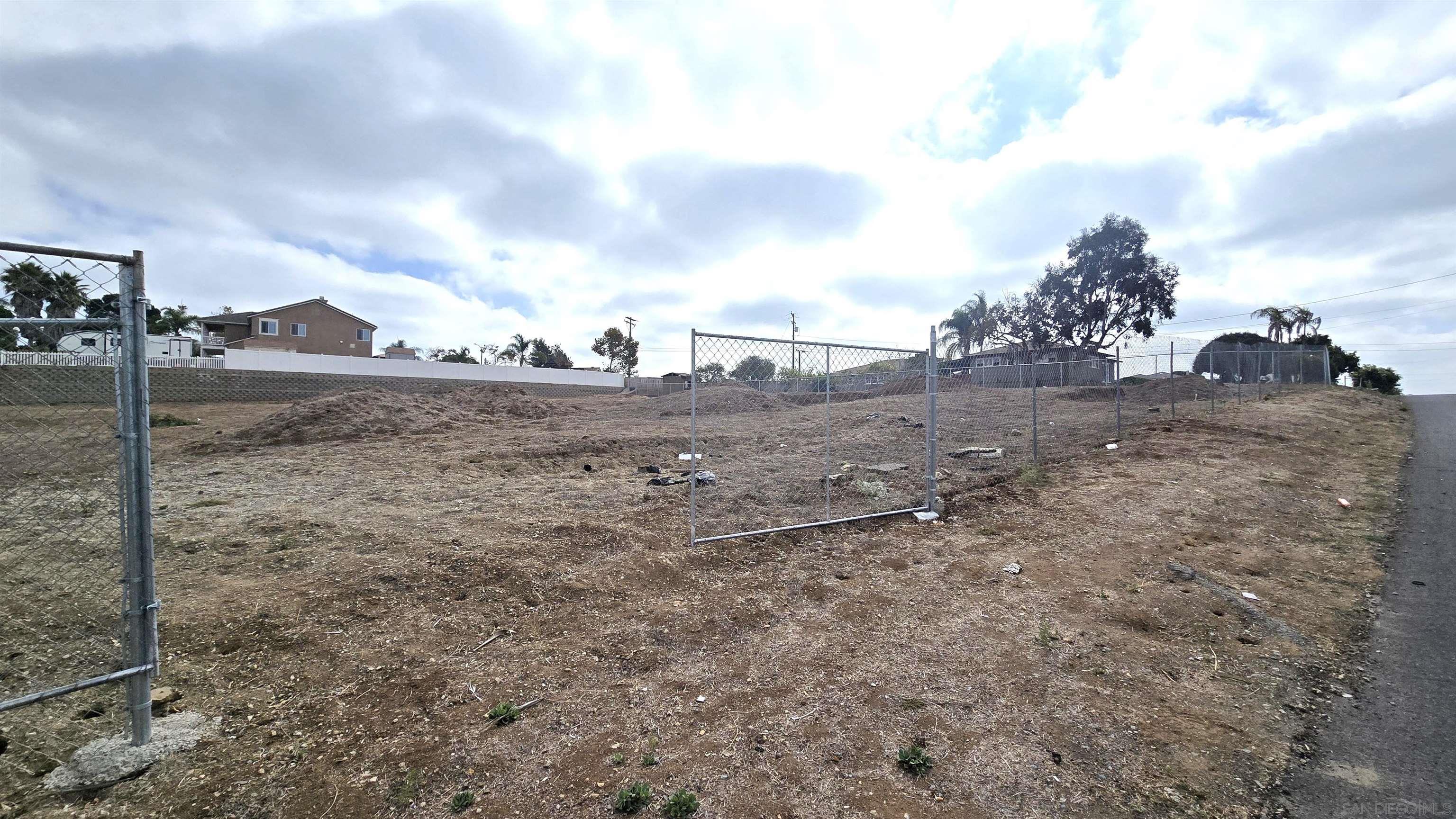 Detail Gallery Image 16 of 28 For 323  Hill Dr, Vista,  CA 92083 - 3 Beds | 2 Baths