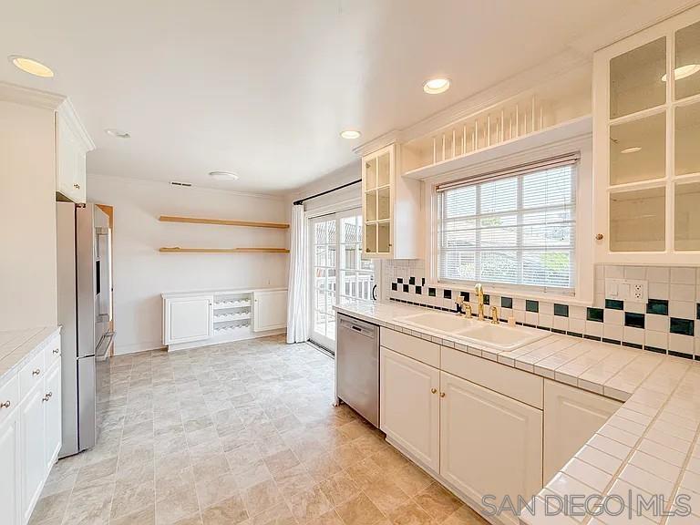 Detail Gallery Image 19 of 28 For 323  Hill Dr, Vista,  CA 92083 - 3 Beds | 2 Baths