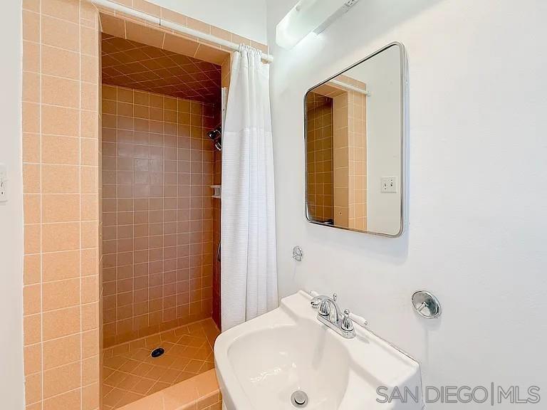 Detail Gallery Image 25 of 28 For 323  Hill Dr, Vista,  CA 92083 - 3 Beds | 2 Baths