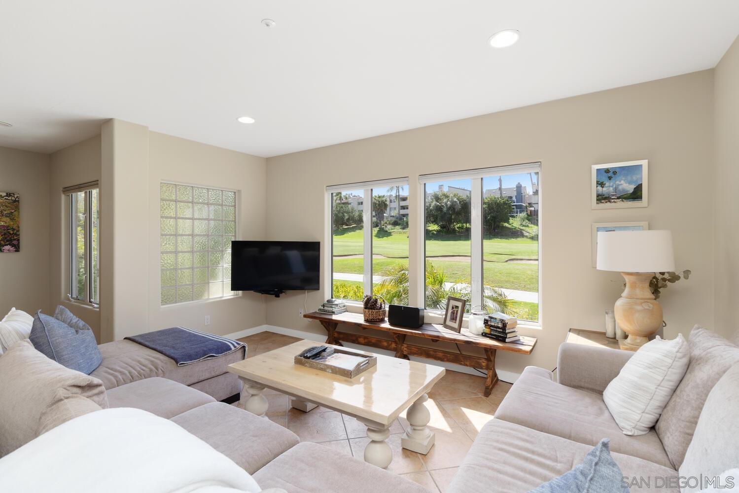 Detail Gallery Image 3 of 26 For 7517  Jerez  B, Carlsbad,  CA 92009 - 3 Beds | 3/1 Baths