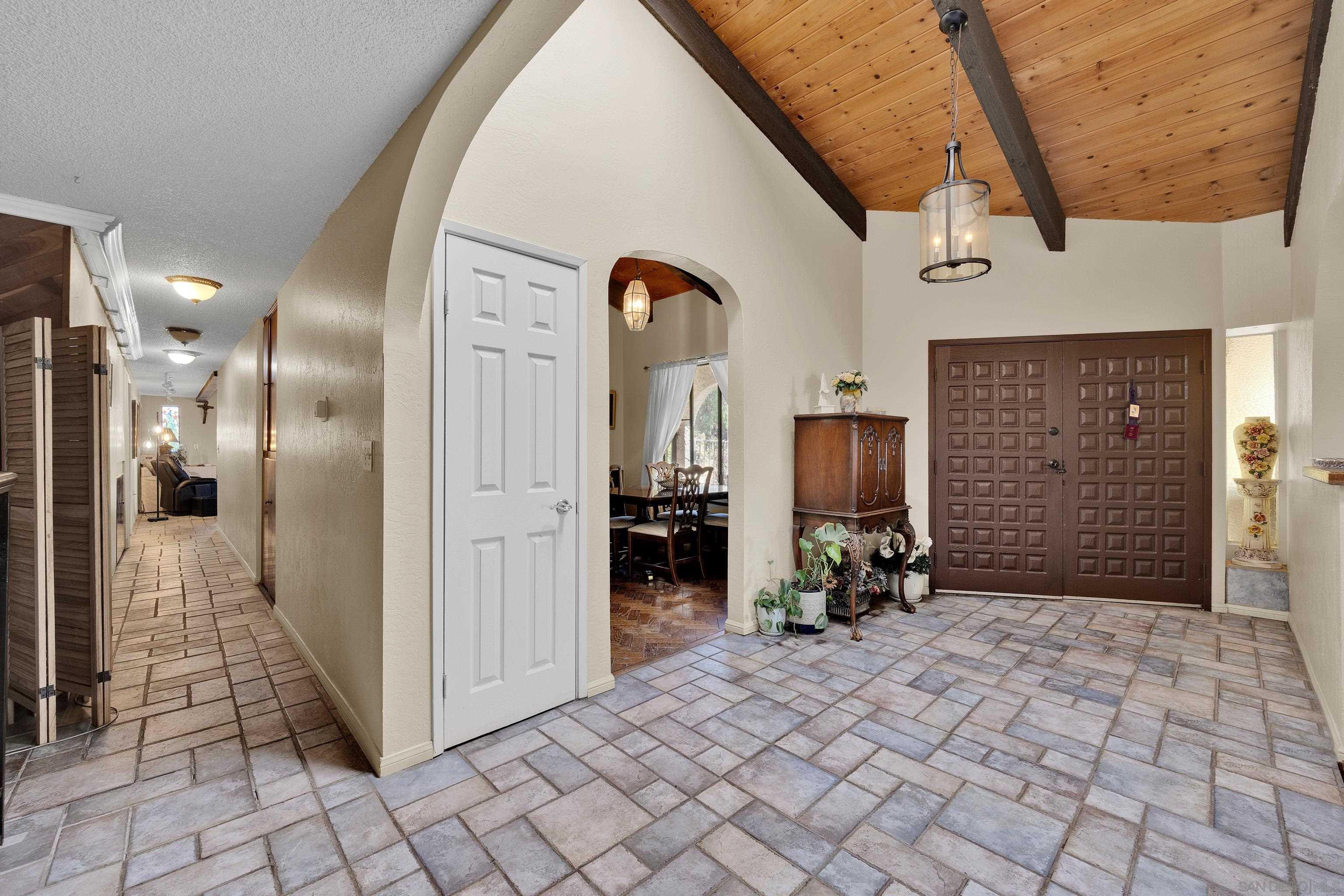 Detail Gallery Image 11 of 38 For 1876  Vista Way, El Cajon,  CA 92019 - 5 Beds | 3 Baths