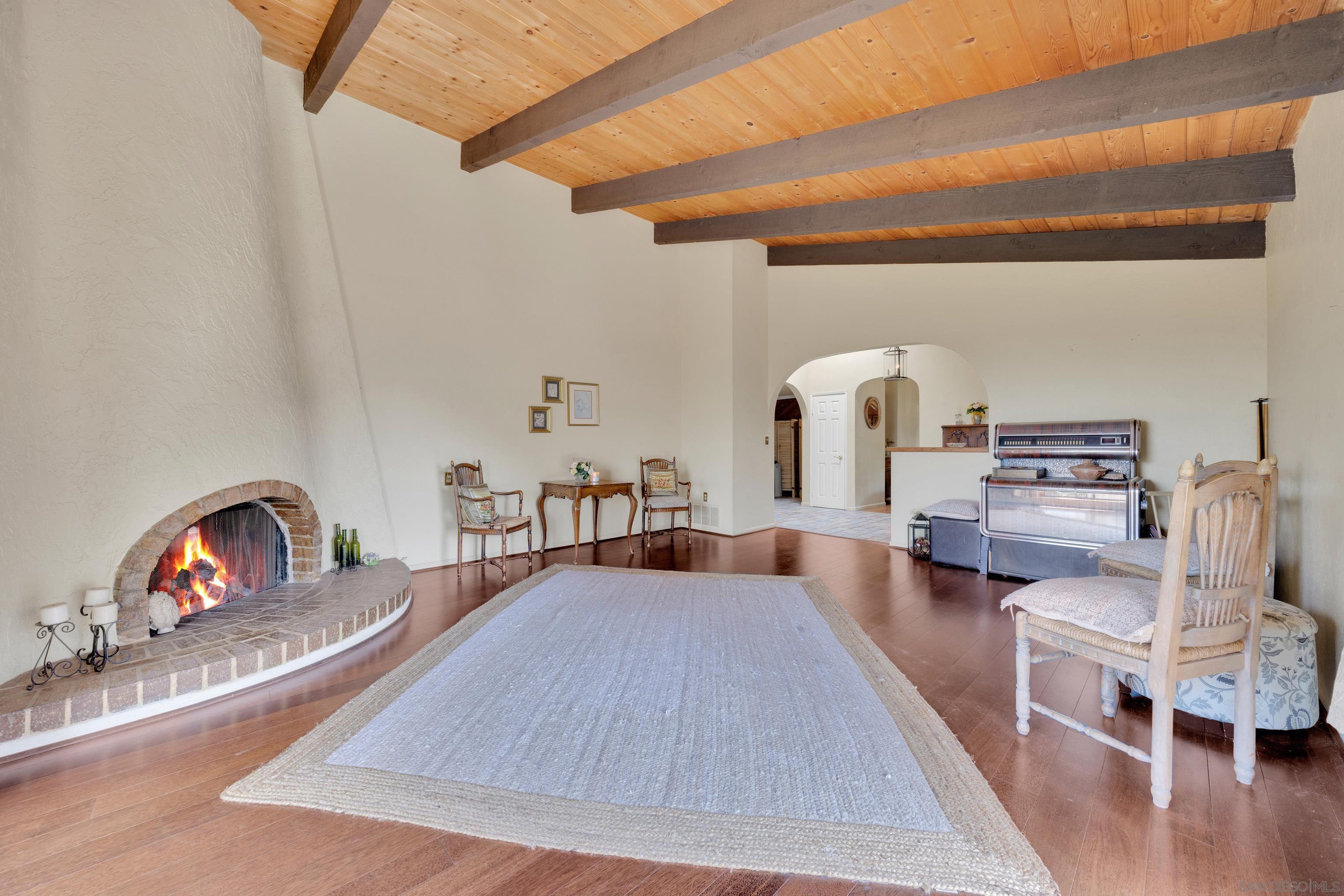 Detail Gallery Image 4 of 38 For 1876  Vista Way, El Cajon,  CA 92019 - 5 Beds | 3 Baths