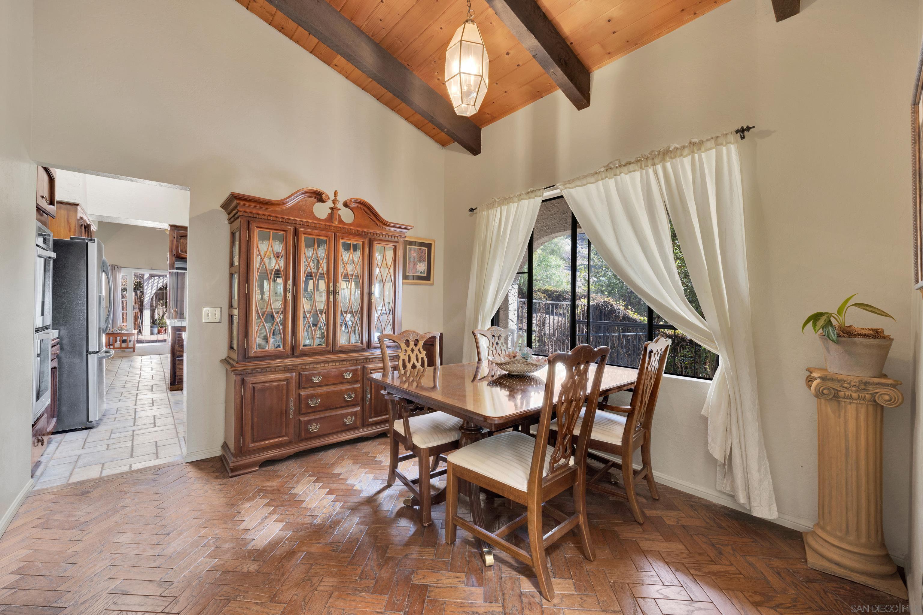 Detail Gallery Image 6 of 38 For 1876  Vista Way, El Cajon,  CA 92019 - 5 Beds | 3 Baths