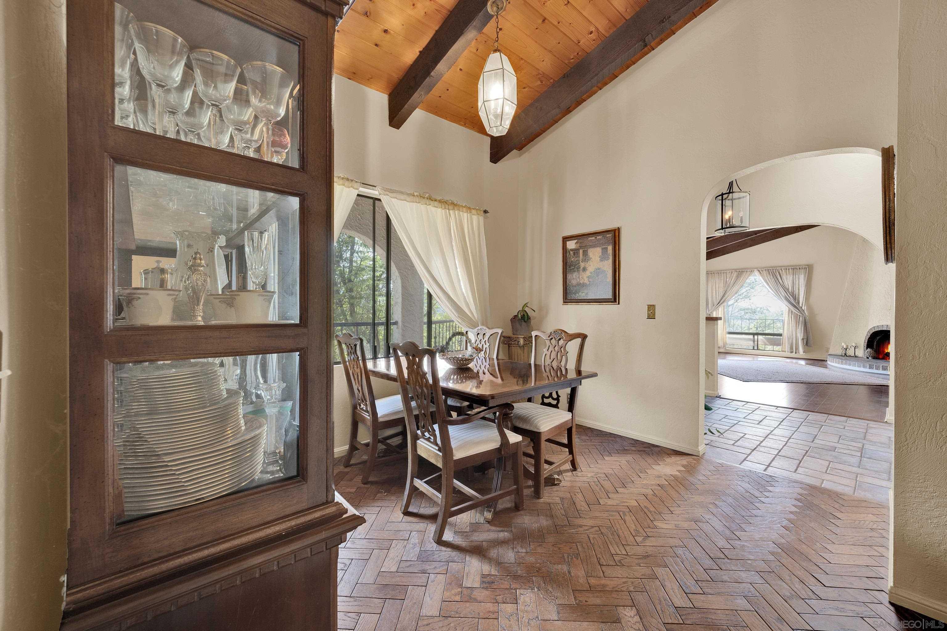 Detail Gallery Image 7 of 38 For 1876  Vista Way, El Cajon,  CA 92019 - 5 Beds | 3 Baths