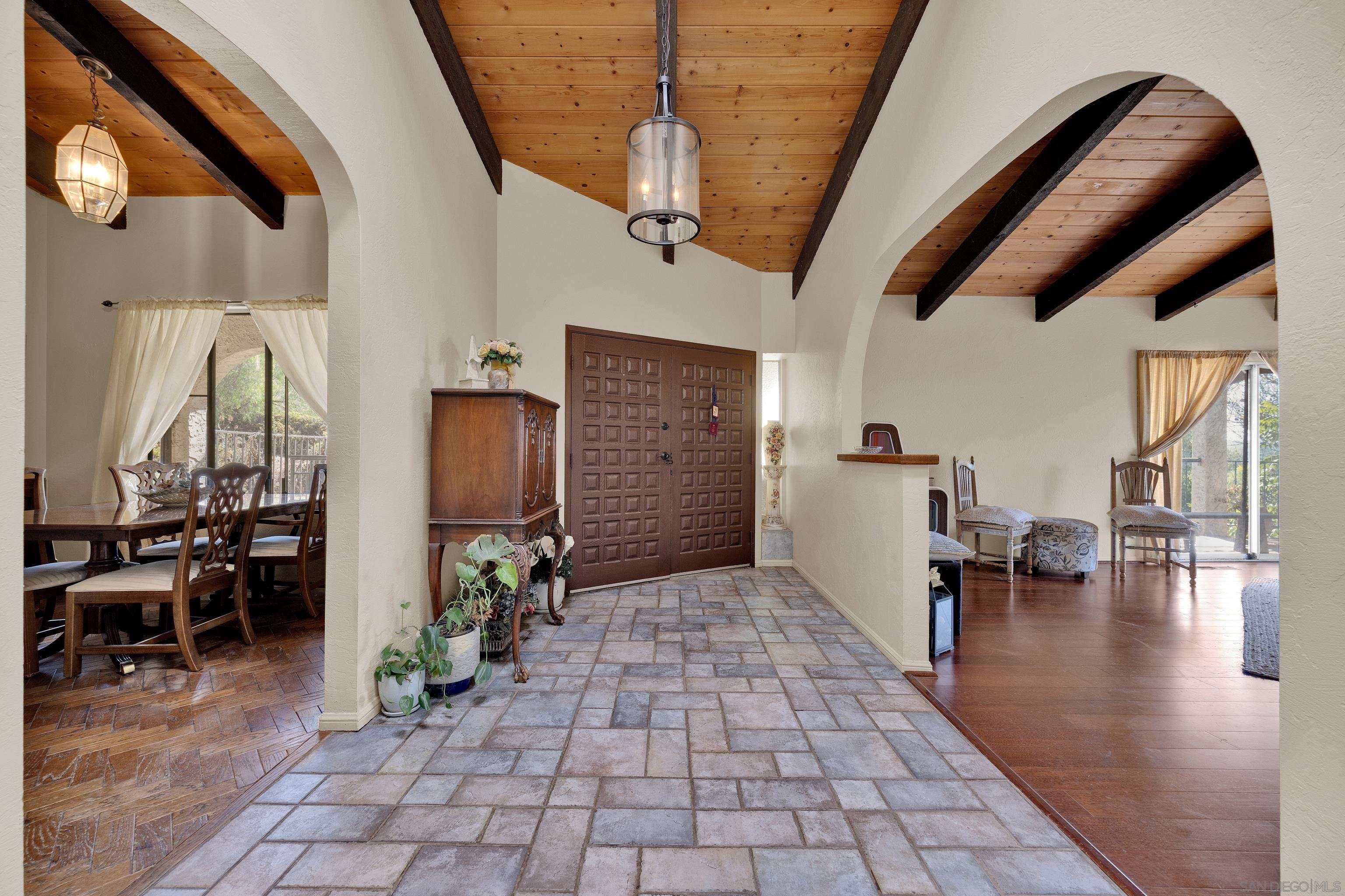 Detail Gallery Image 10 of 38 For 1876  Vista Way, El Cajon,  CA 92019 - 5 Beds | 3 Baths