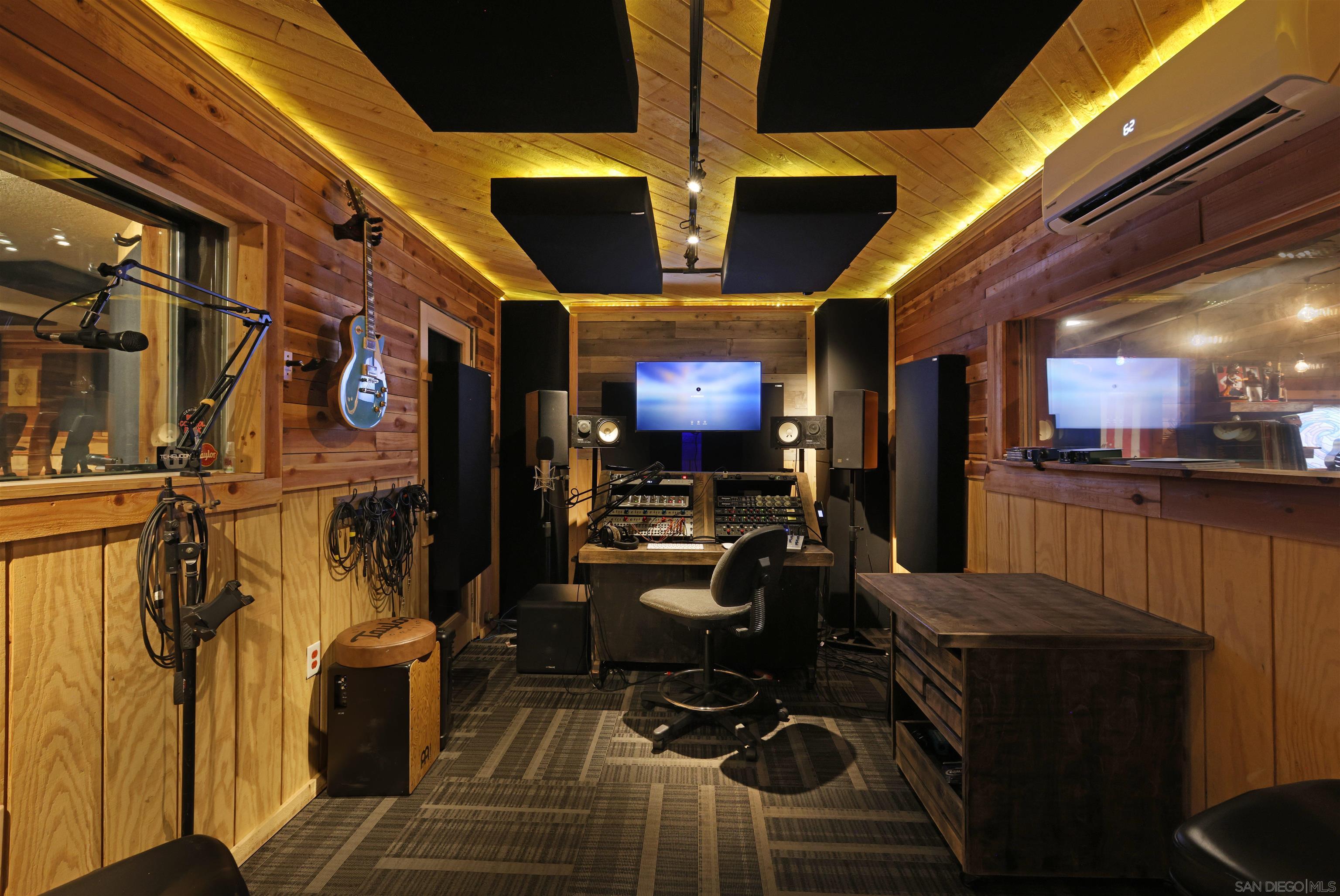 Detail Gallery Image 29 of 30 For 1686-88  Gecko Road, Vista,  CA 92083 - 5 Beds | 5/3 Baths