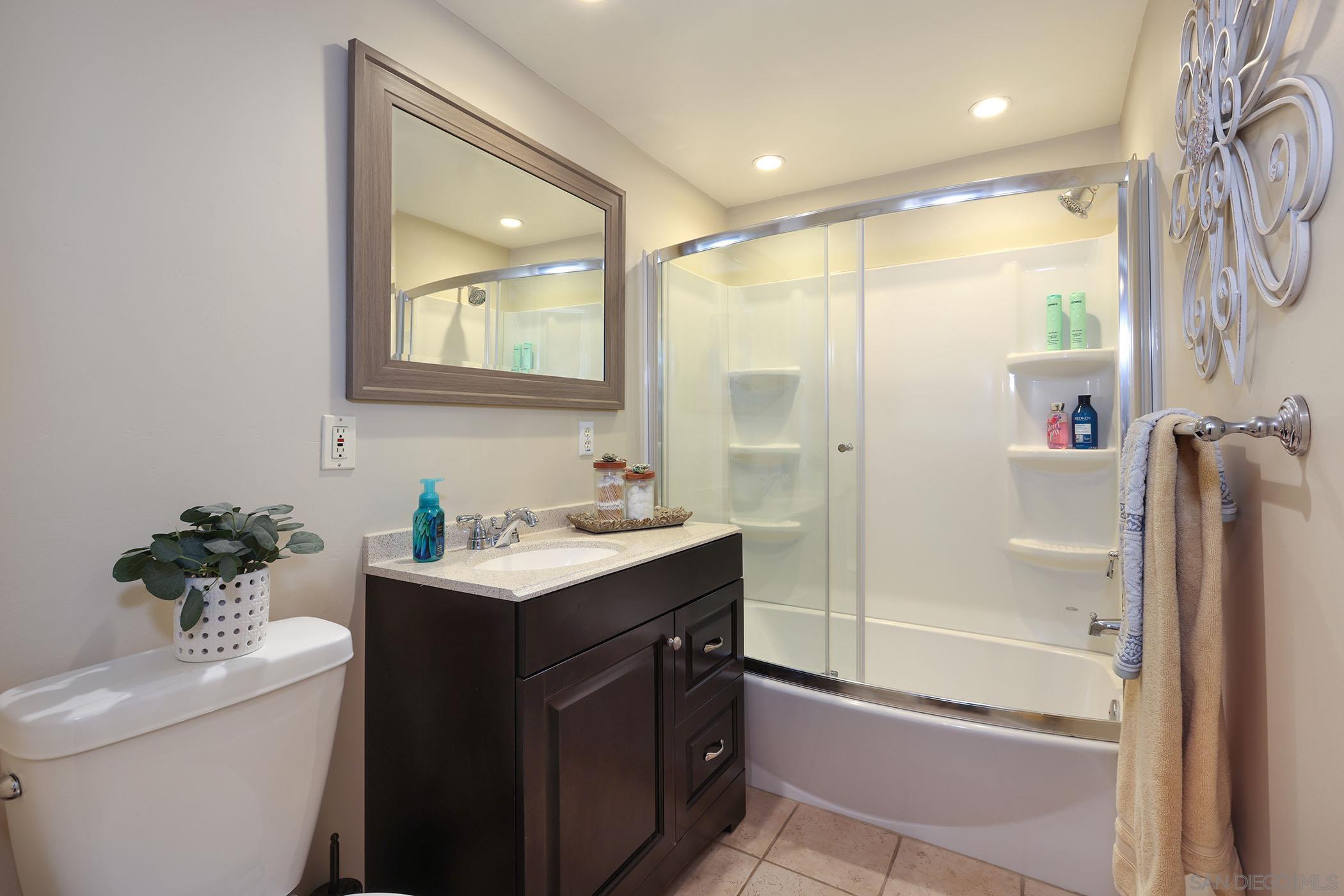 Detail Gallery Image 12 of 29 For 1687  Gecko Road, Vista,  CA 92083 - 4 Beds | 4/1 Baths