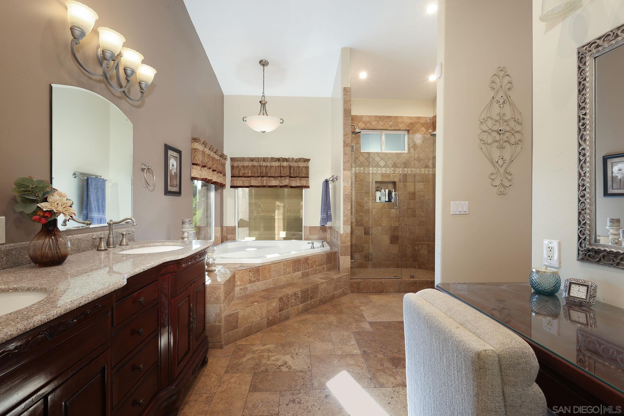 Detail Gallery Image 14 of 29 For 1687  Gecko Road, Vista,  CA 92083 - 4 Beds | 4/1 Baths