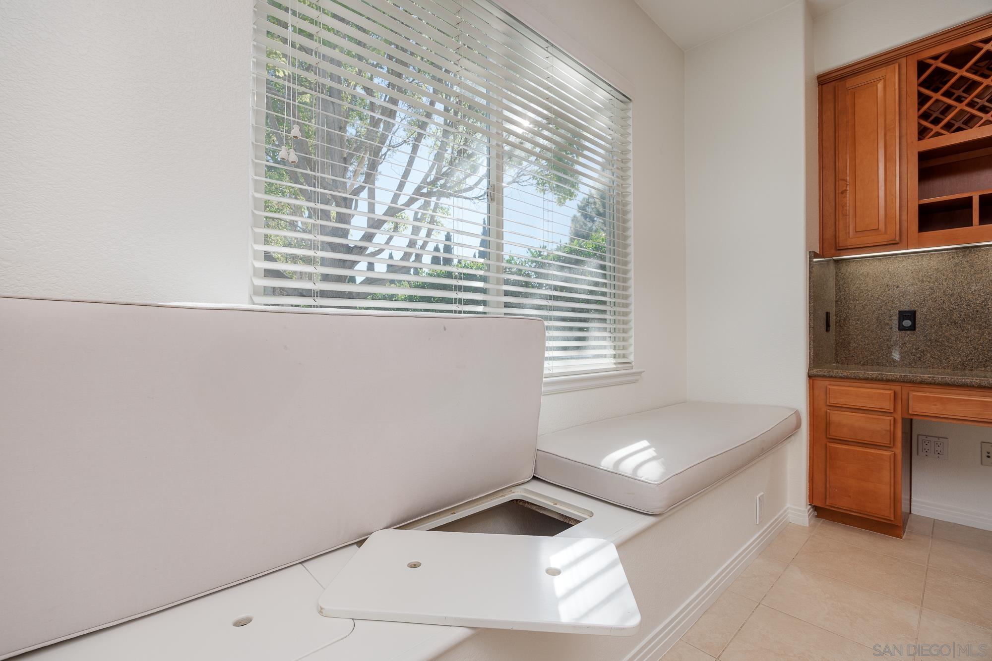 Detail Gallery Image 18 of 52 For 3827  Torrey Hill Lane, San Diego,  CA 92130 - 4 Beds | 3/1 Baths