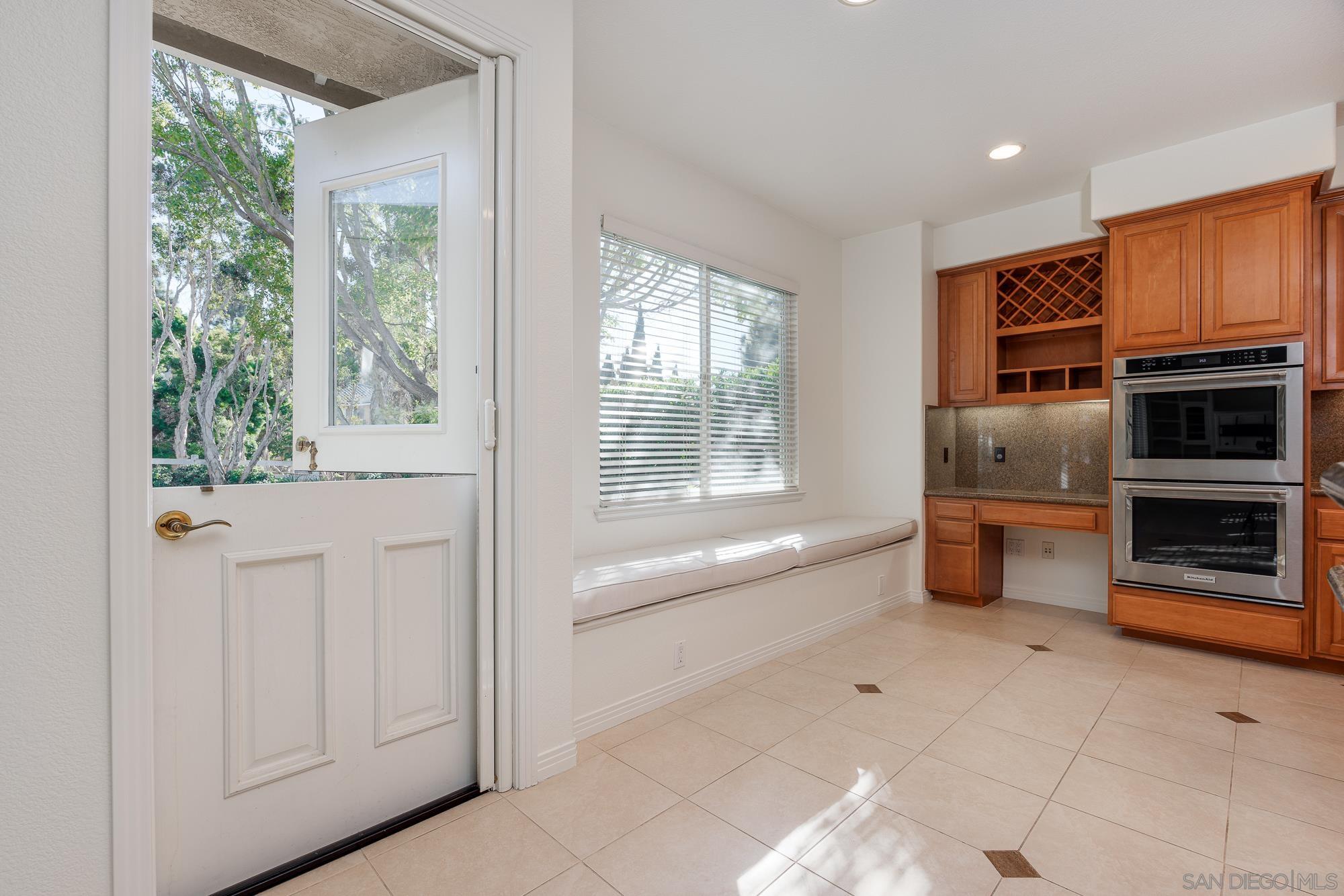 Detail Gallery Image 19 of 52 For 3827  Torrey Hill Lane, San Diego,  CA 92130 - 4 Beds | 3/1 Baths