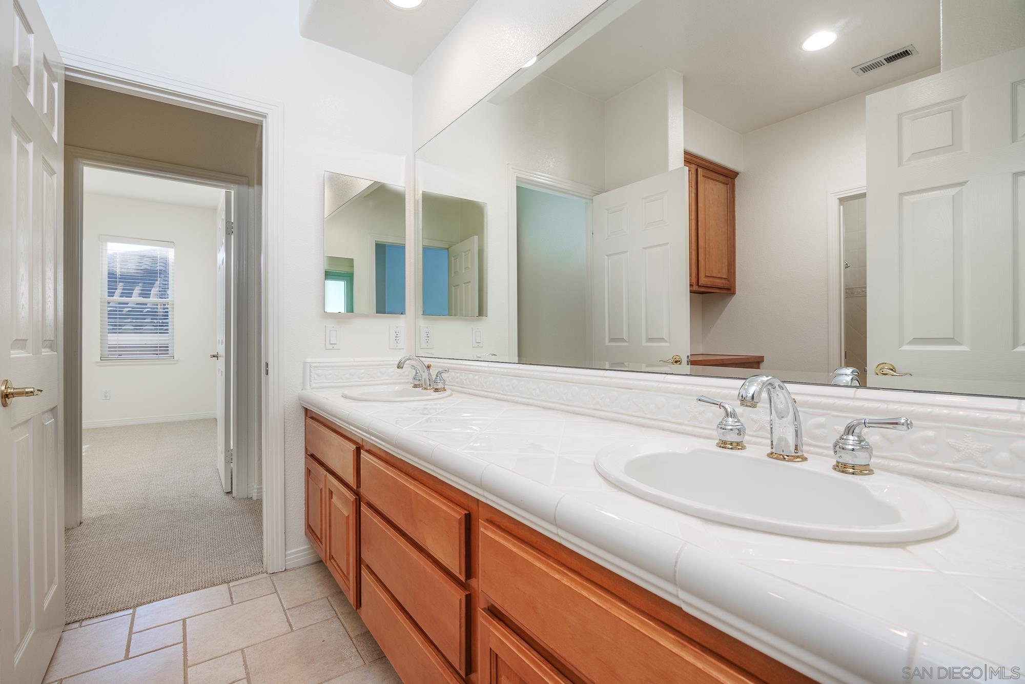 Detail Gallery Image 39 of 52 For 3827  Torrey Hill Lane, San Diego,  CA 92130 - 4 Beds | 3/1 Baths