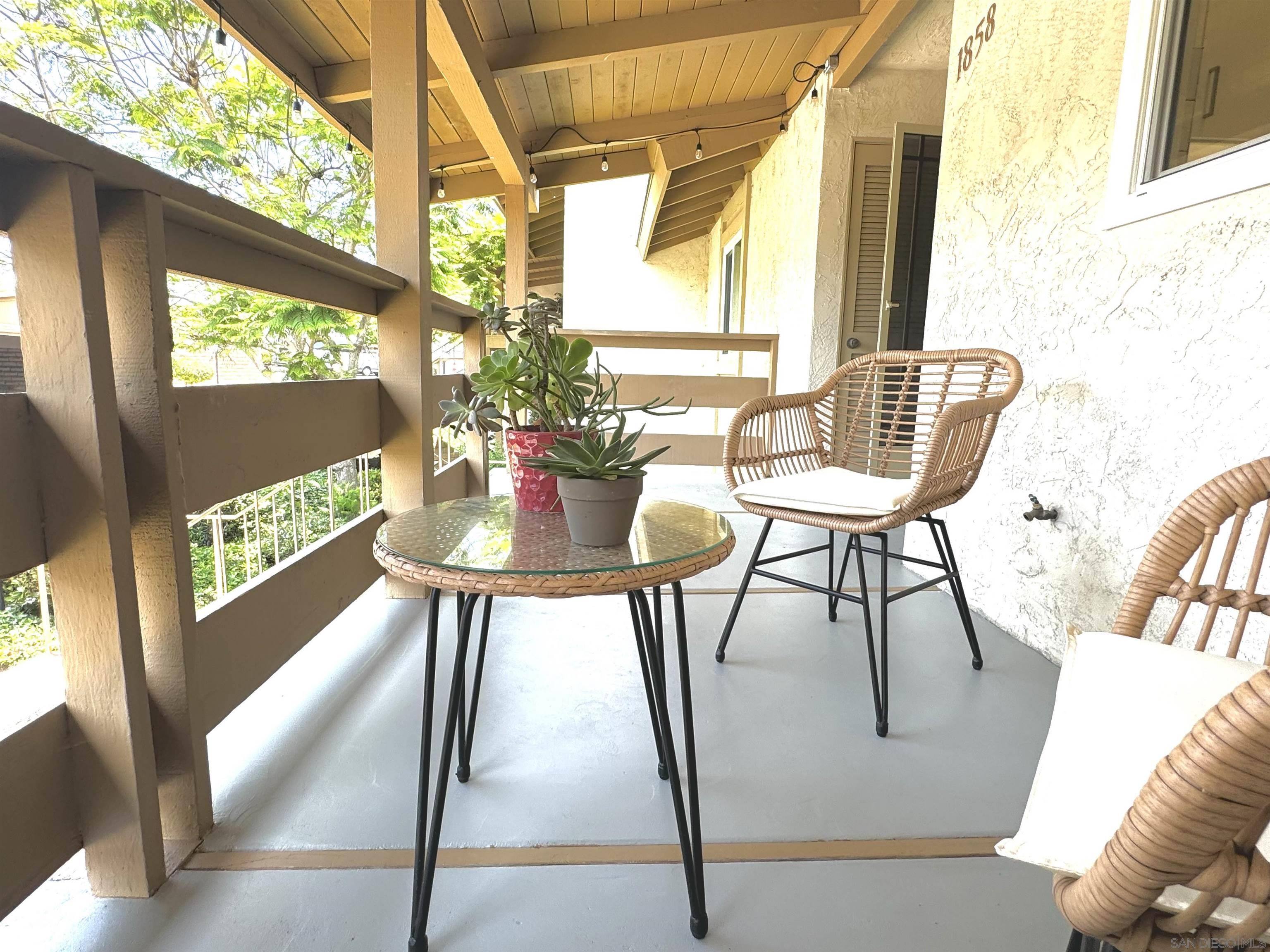 Detail Gallery Image 4 of 21 For 1858  Fairway Circle, San Marcos,  CA 92078 - 2 Beds | 2 Baths