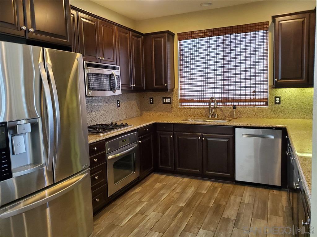 Detail Gallery Image 4 of 16 For 3037  Cole Grade Dr, Santee,  CA 92071 - 3 Beds | 3 Baths