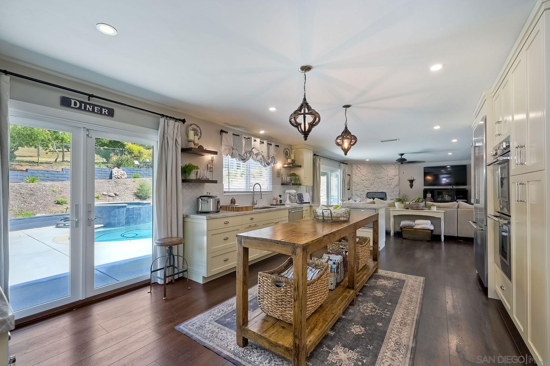 Detail Gallery Image 6 of 38 For 660  via Rancho Pkwy, Escondido,  CA 92029 - 4 Beds | 2/1 Baths