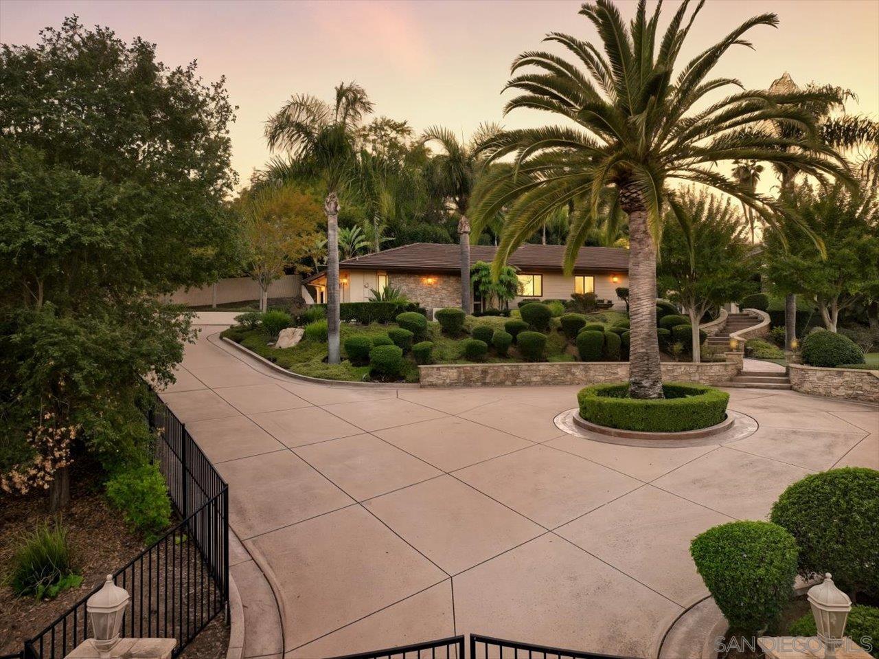 Detail Gallery Image 4 of 53 For 2927  Circle Drive, Escondido,  CA 92029 - 5 Beds | 2/1 Baths