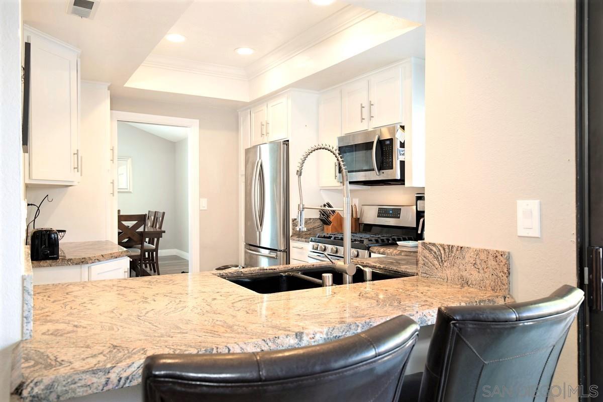 Detail Gallery Image 5 of 15 For 3949  Caminito Del Mar Surf, San Diego,  CA 92130 - 3 Beds | 2/1 Baths